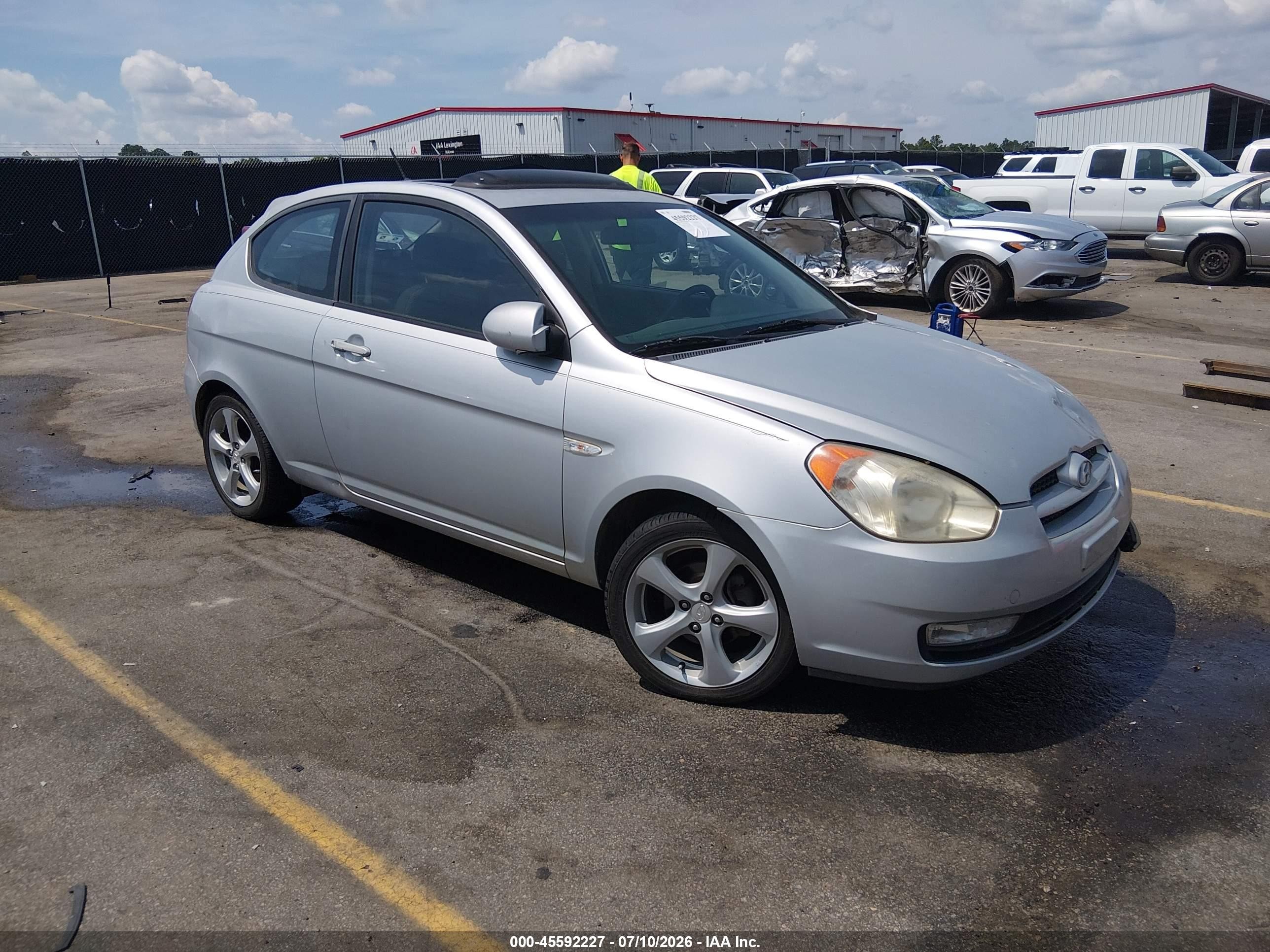 2007 Hyundai Accent SE, VIN KMHCN36C97U004807 — Бок