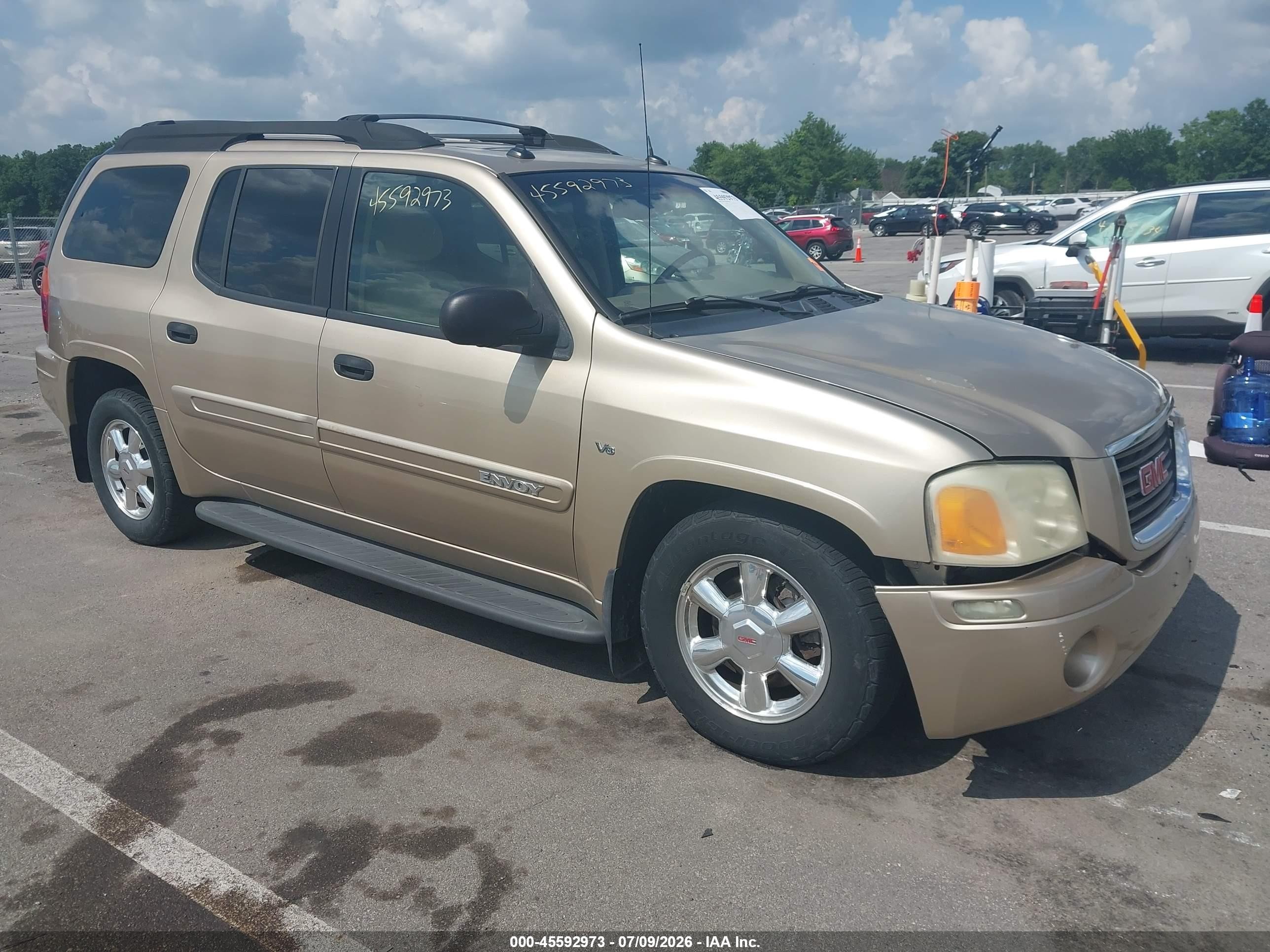 2004 GMC Envoy SLT, VIN 1GKET16P346133351 — Front end