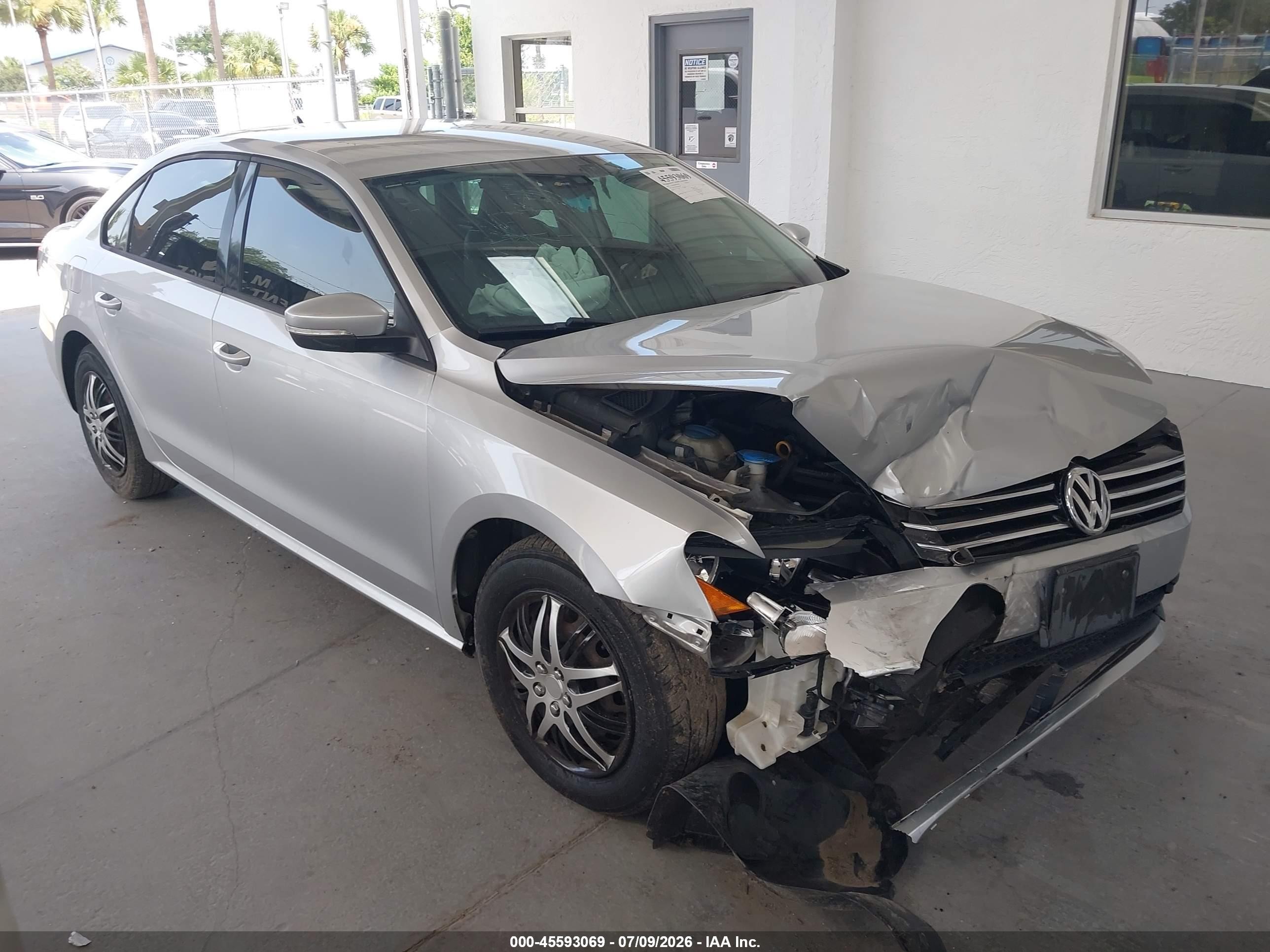 2015 Volkswagen Passat S, VIN 1VWAT7A38FC064384 — Front end