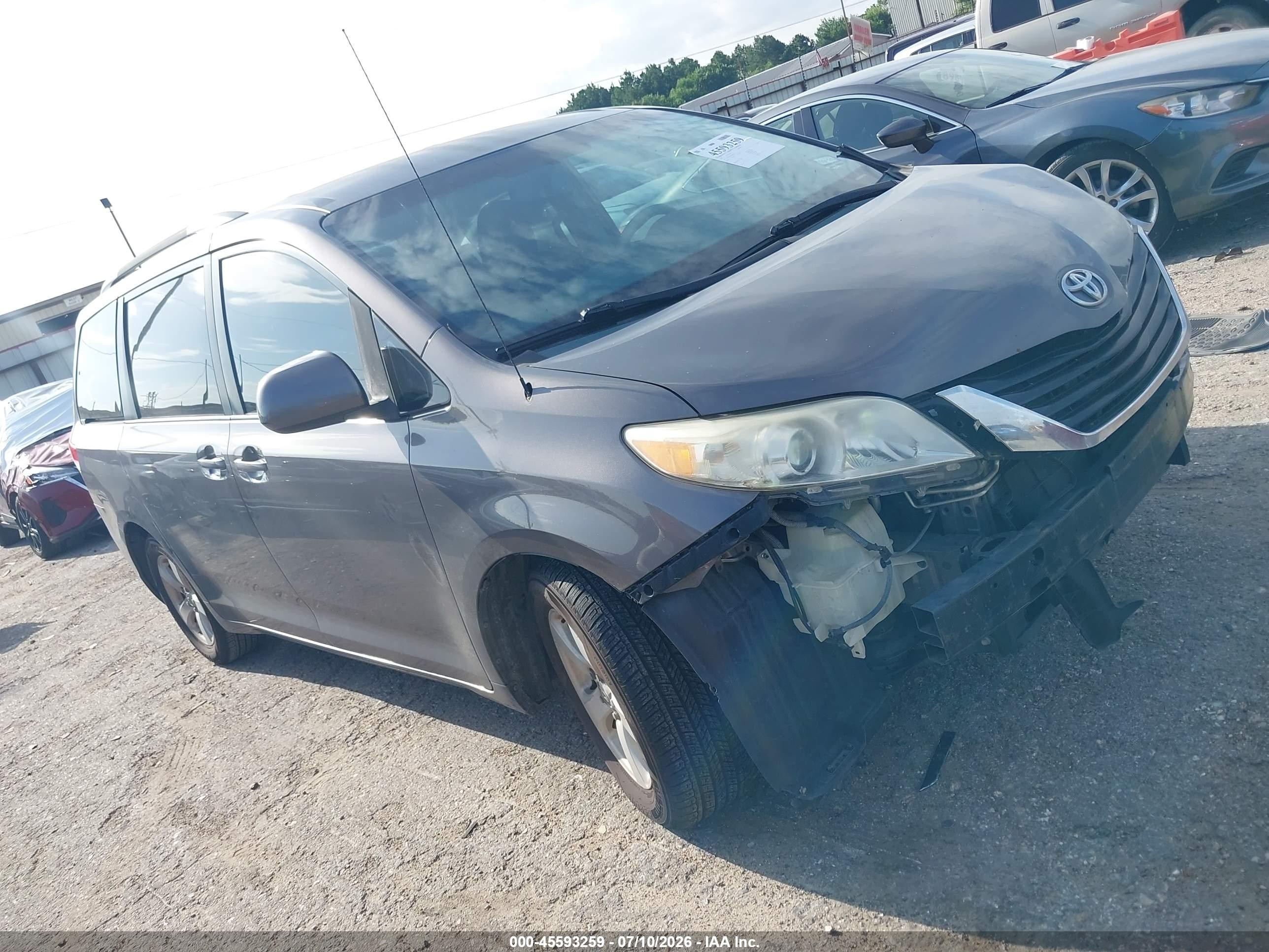 2013 Toyota Sienna LE, VIN 5TDKK3DCXDS404502 — Front end