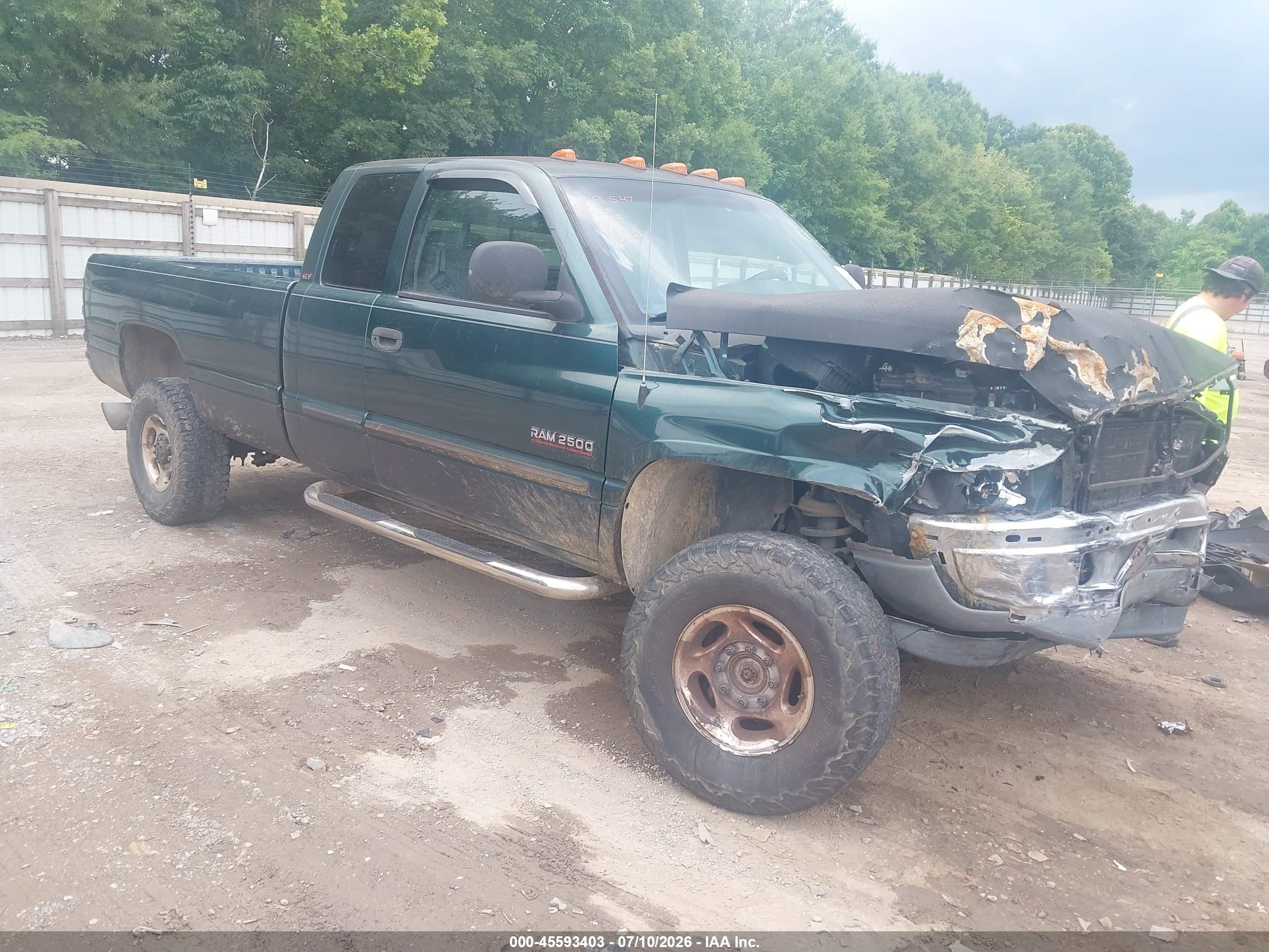 2001 Dodge 2500, VIN 1B7KF23651J613794 — Front end