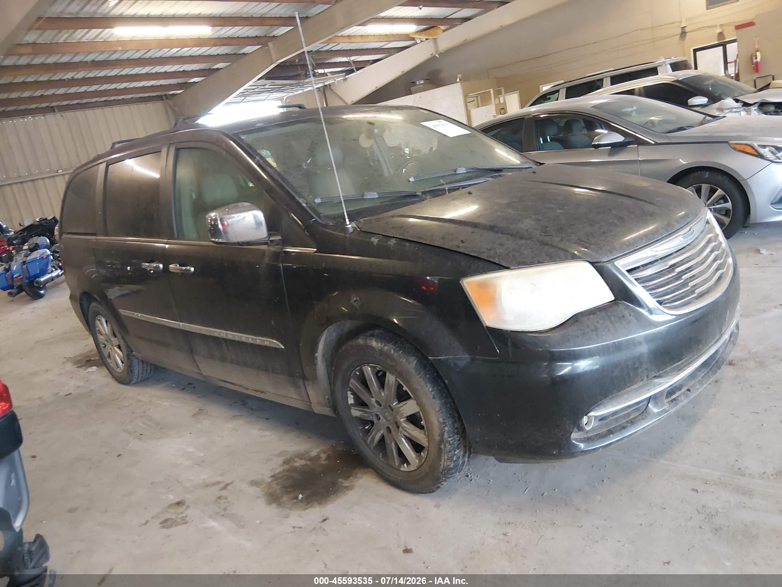 2011 Chrysler Town & Country Touring L, VIN 2A4RR8DG0BR747104 — Normal wear