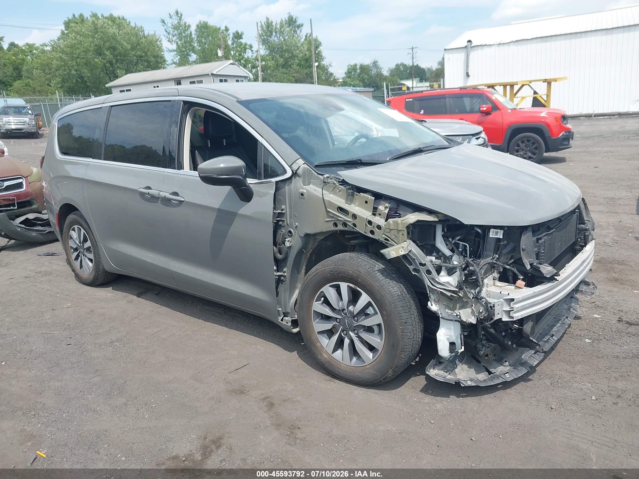 2023 Chrysler Pacifica Hybrid Touring L, VIN 2C4RC1L75PR588975 — Перед