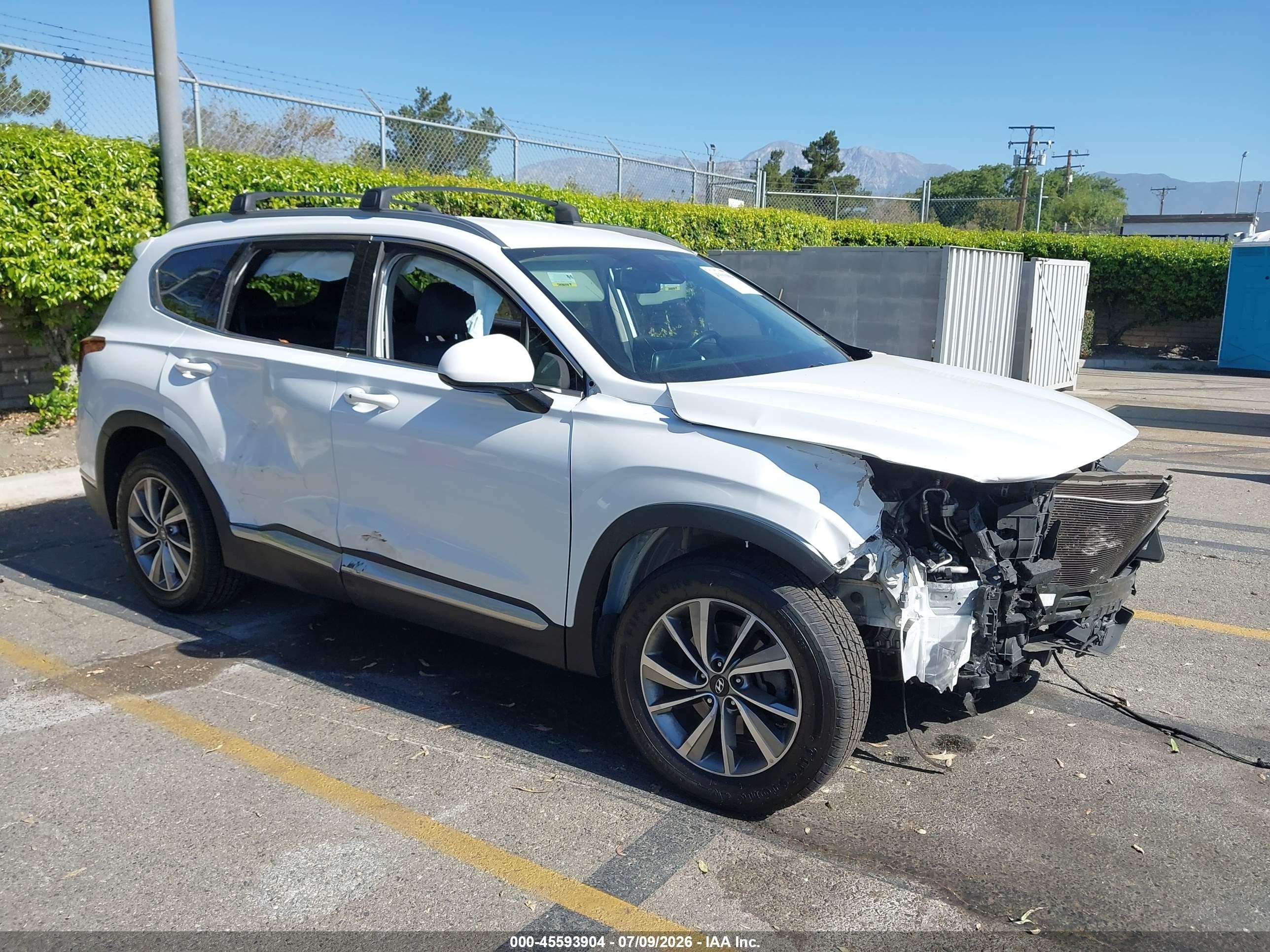 2020 Hyundai Santa Fe SEL, VIN 5NMS3CAD7LH214667 — Front end