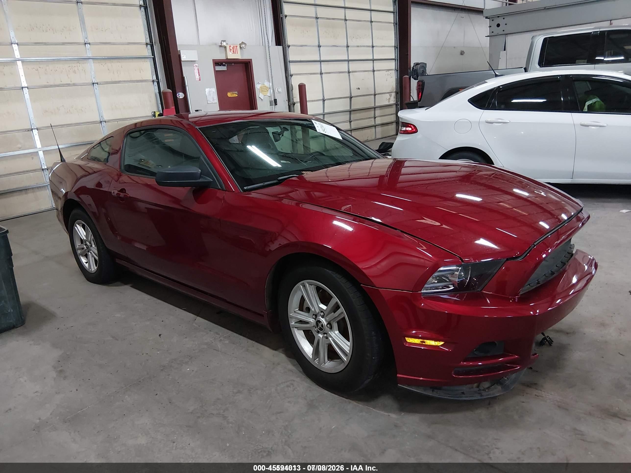 2014 Ford Mustang Premium, VIN 1ZVBP8AM3E5252899 — Перед
