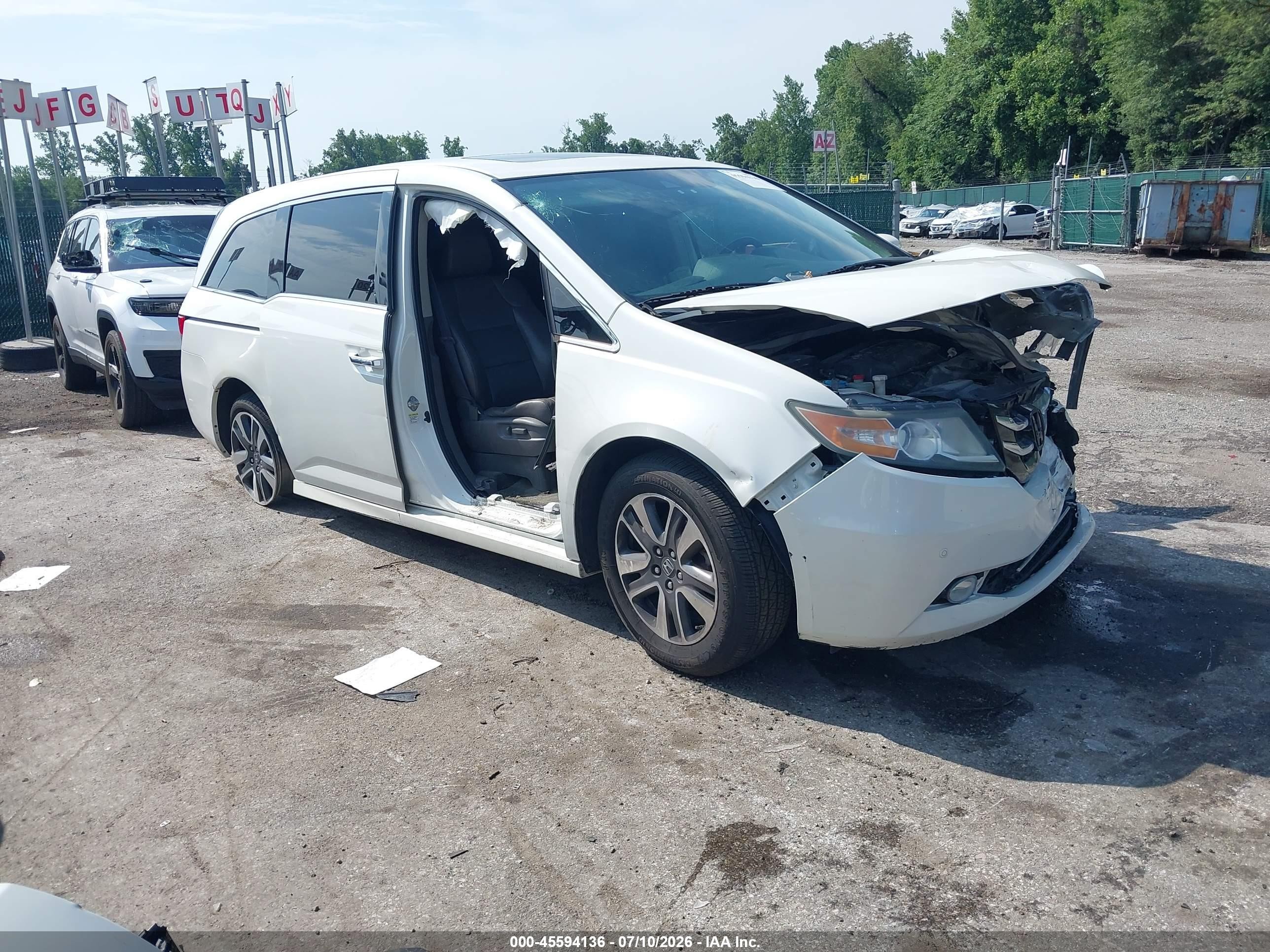 2016 Honda Odyssey Touring Elite, VIN 5FNRL5H90GB005225 — Front end