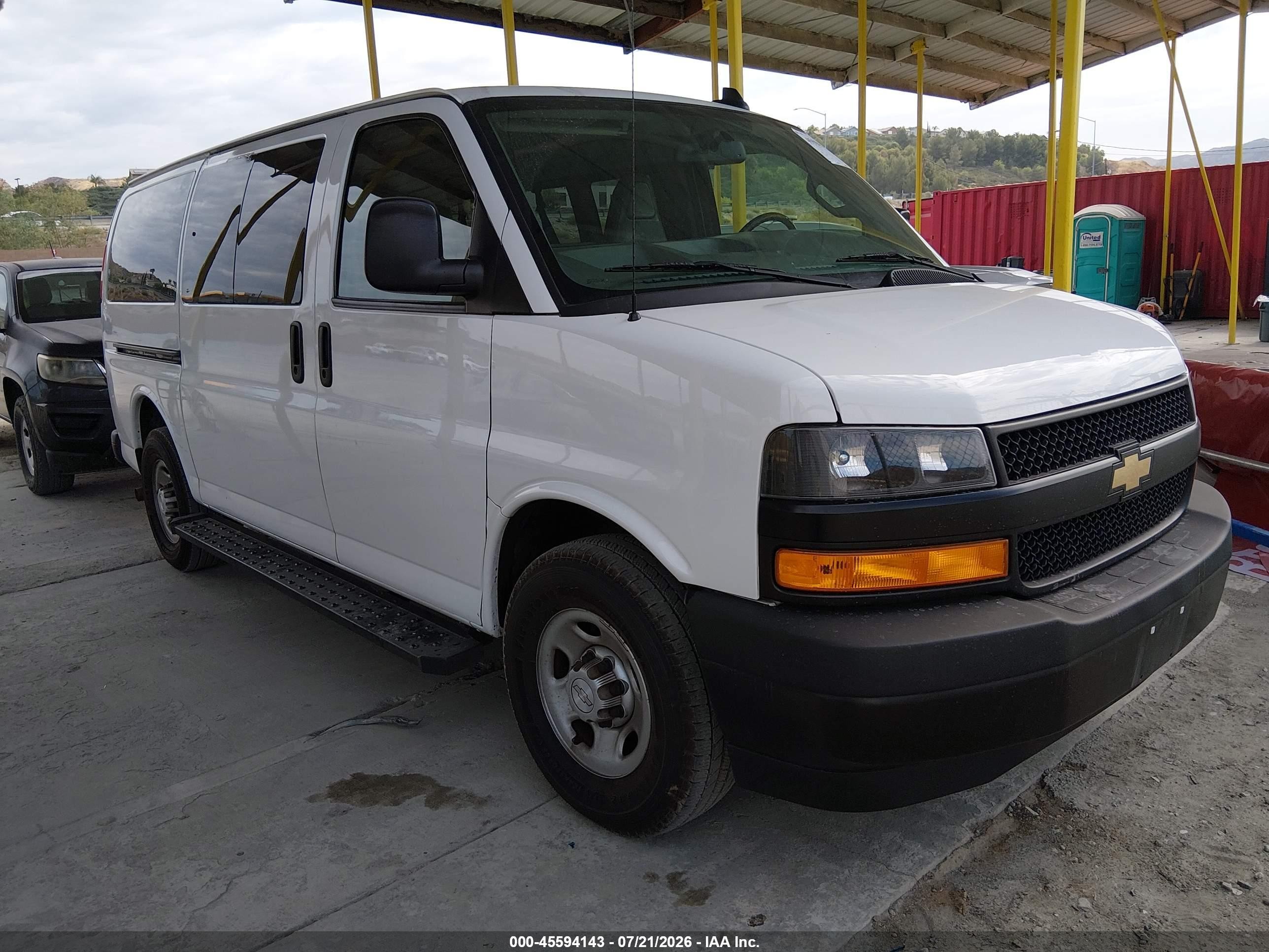 2018 Chevrolet Express Passenger LS, VIN 1GAWGEFG2J1300425 — Side