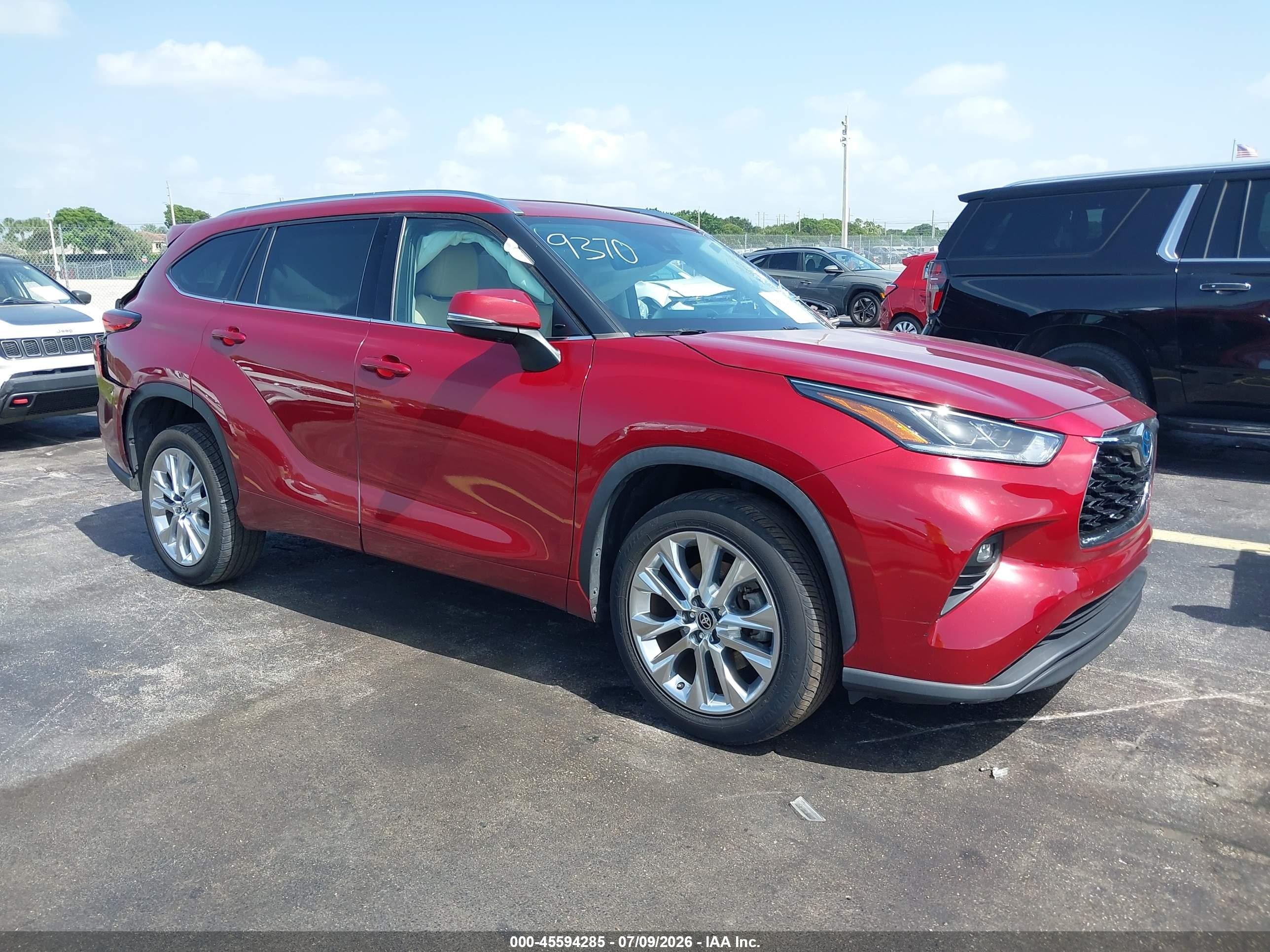 2023 Toyota Highlander Hybrid Limited, VIN 5TDYARAH5PS019370 — Side
