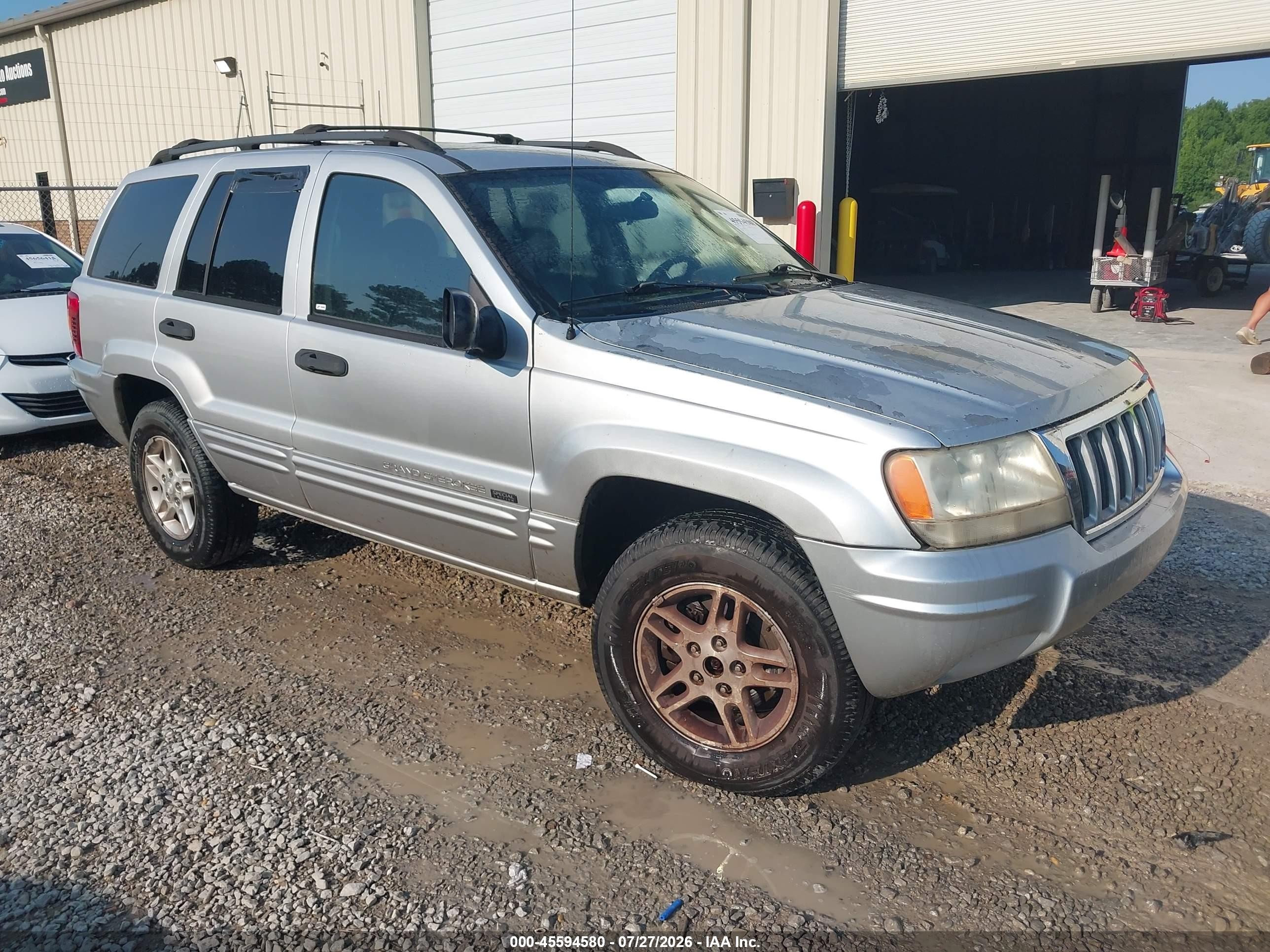 2004 Jeep Grand Cherokee Laredo, VIN 1J4GX48S34C212817 — Normal wear