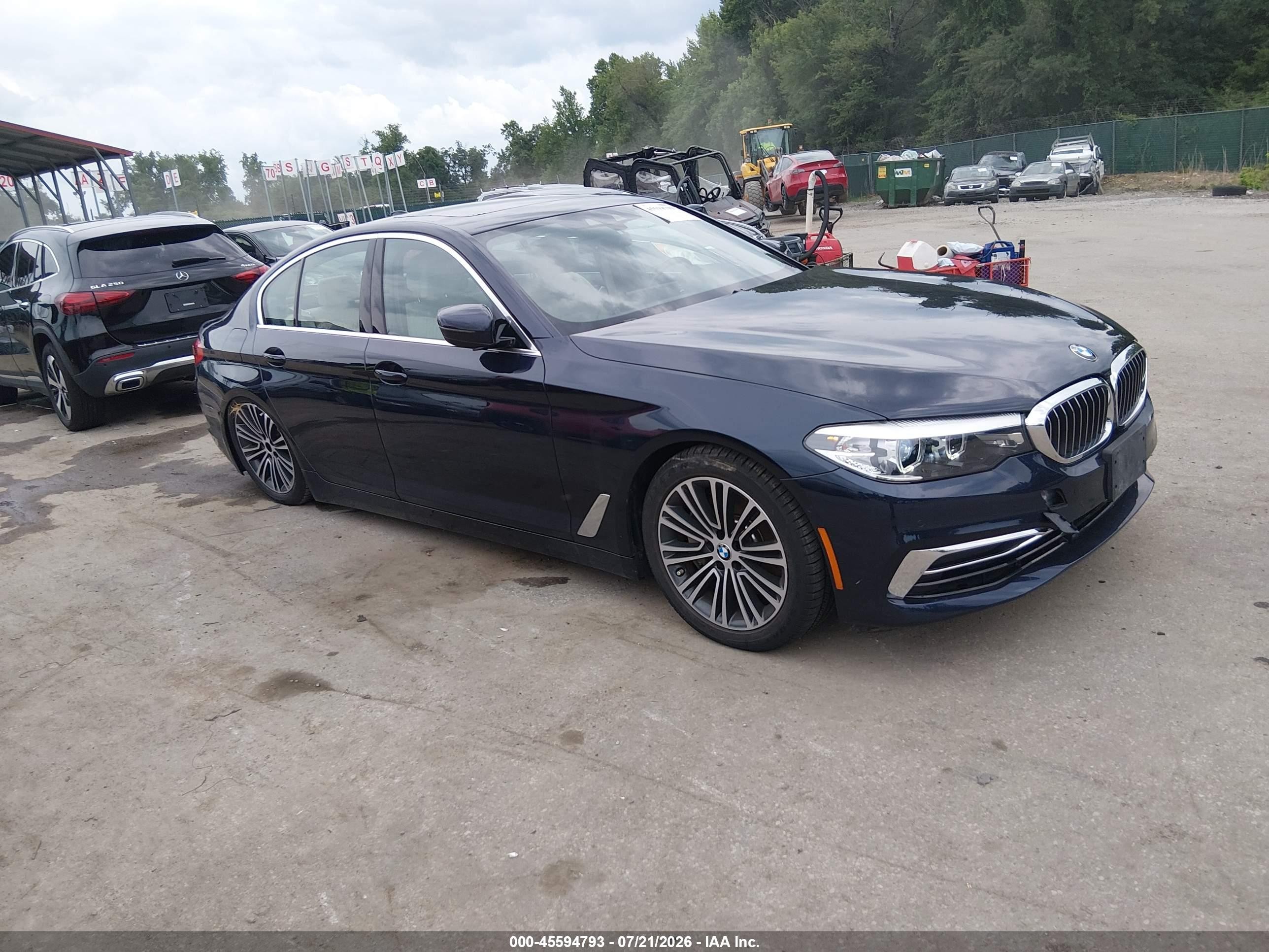 2020 BMW 5 Series 540i xDrive, VIN WBAJS3C04LWW65624 — Бок