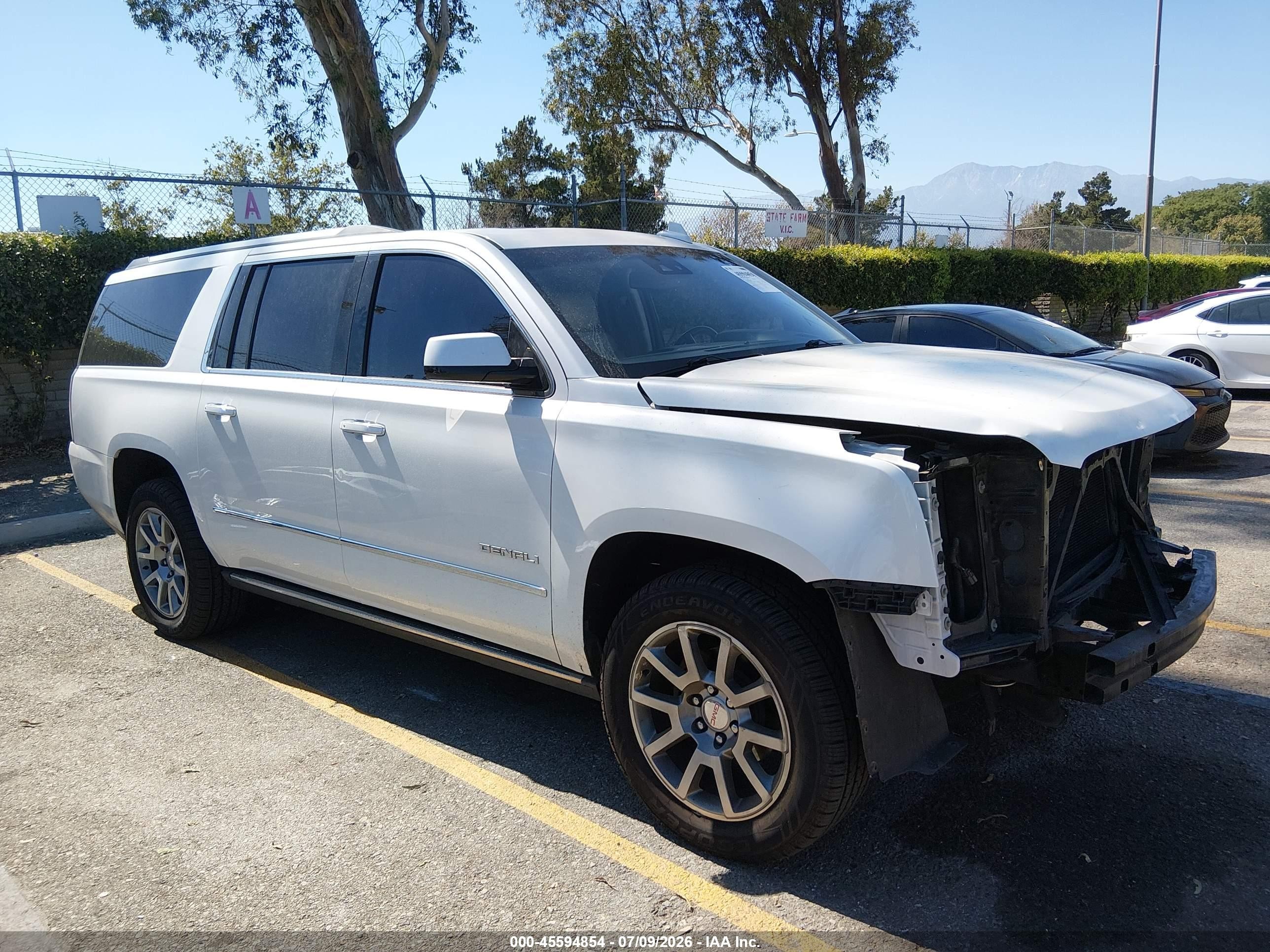 2017 GMC Yukon XL Denali, VIN 1GKS2HKJ1HR366990 — Front end