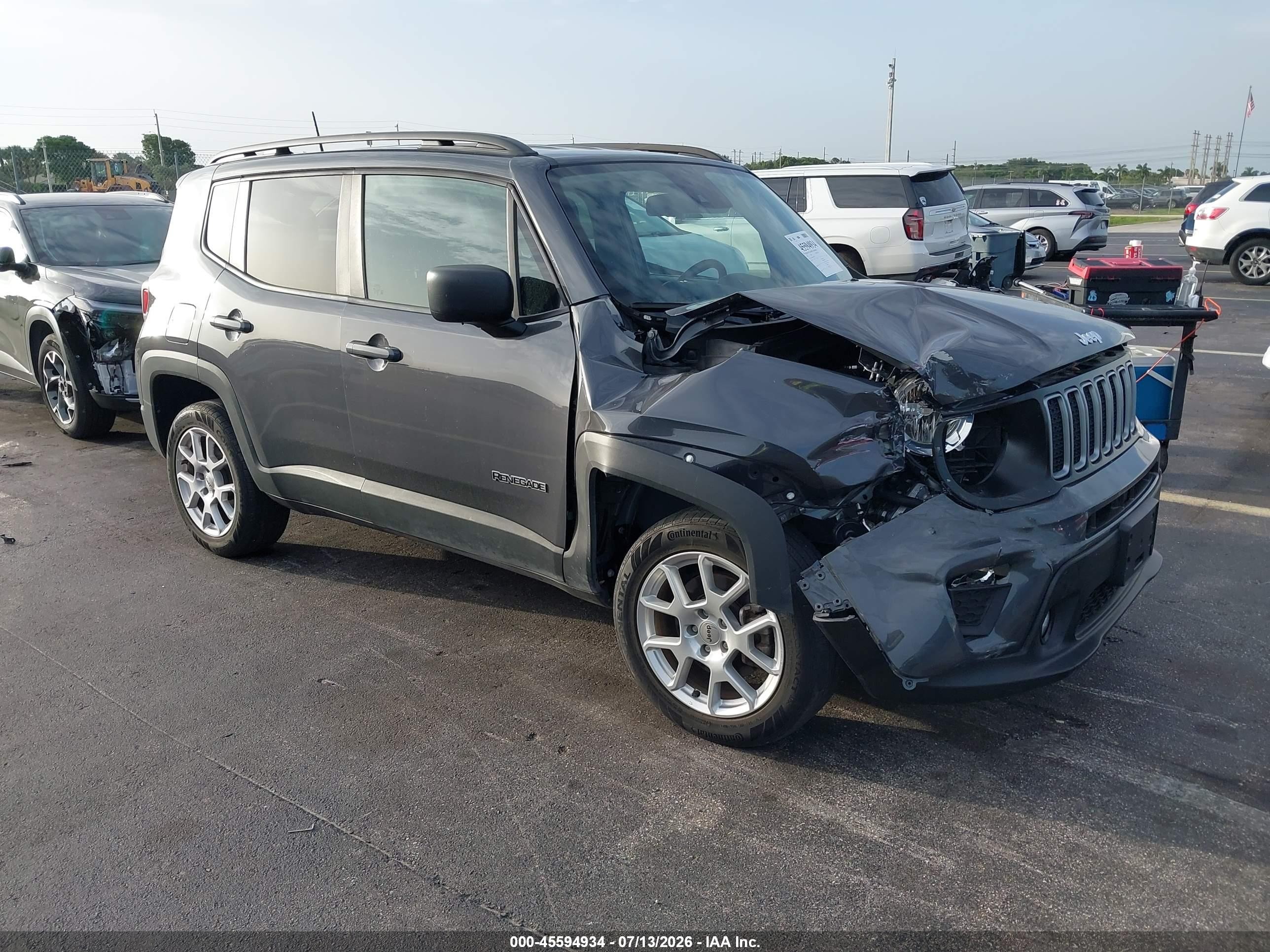 2023 Jeep Renegade Latitude, VIN ZACNJDB16PPP28925 — Перед