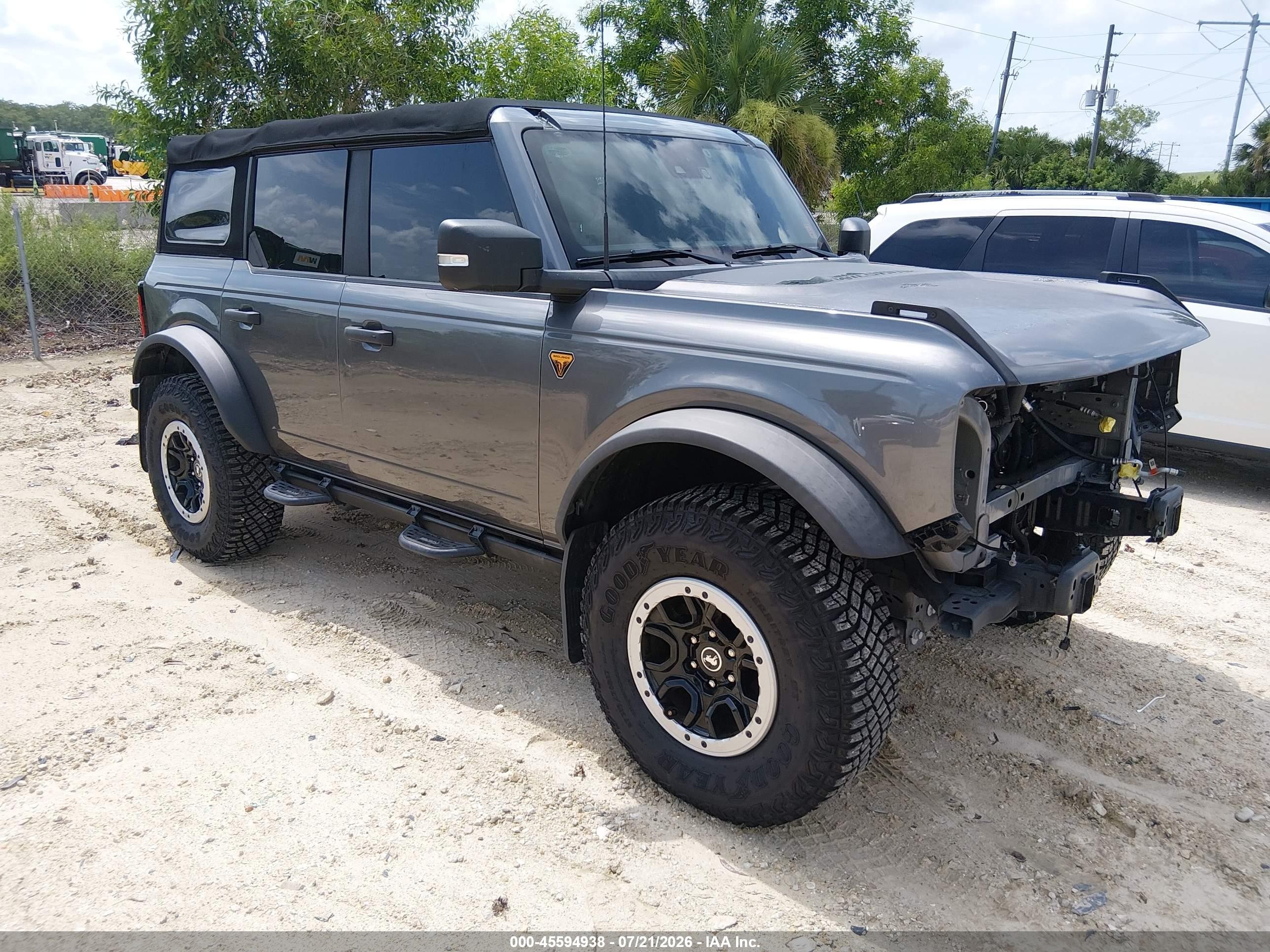 2022 Ford Bronco Badlands, VIN 1FMEE5DP9NLB56695 — Front end