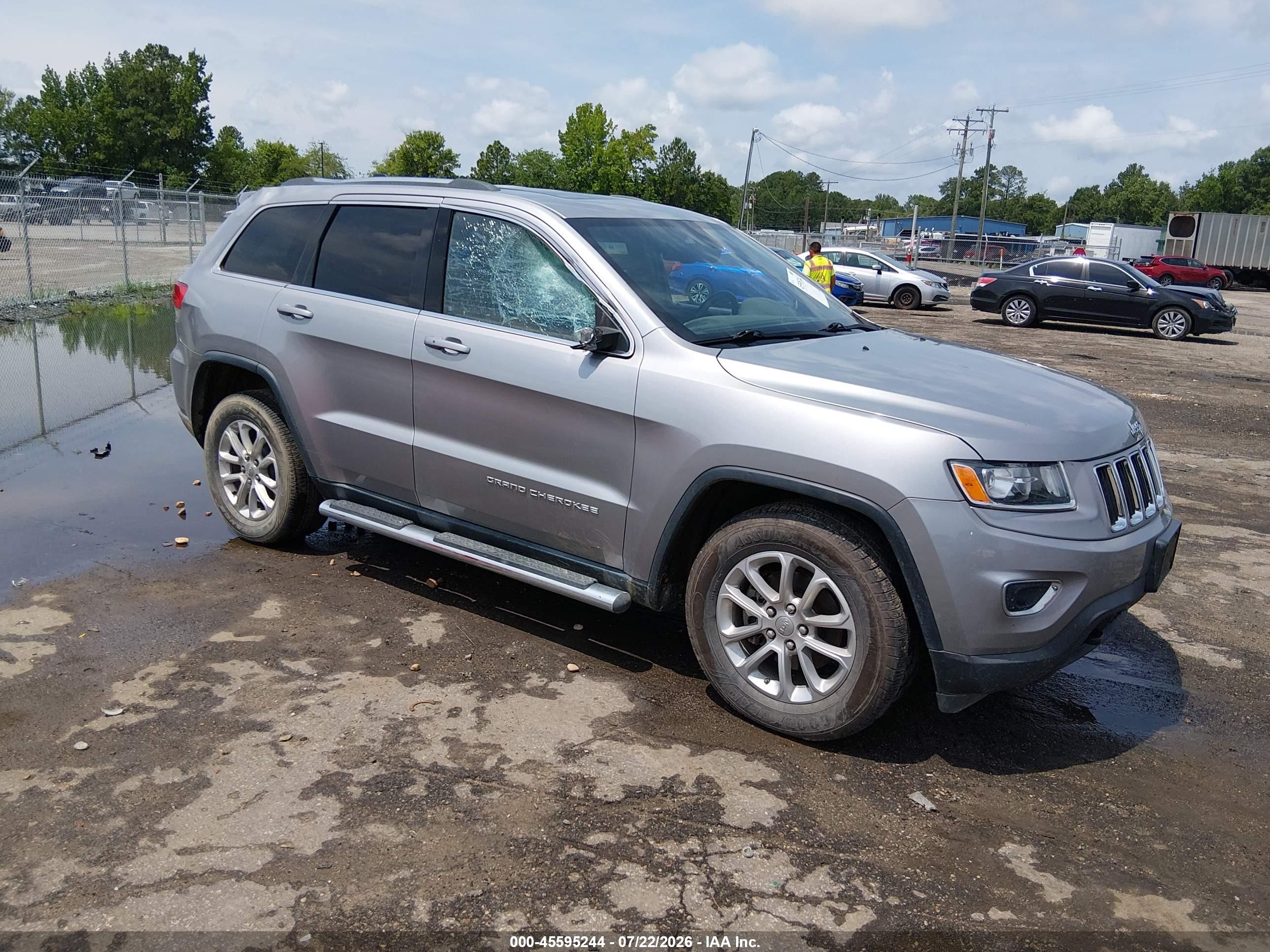 2014 Jeep Grand Cherokee Laredo, VIN 1C4RJFAG3EC333527 — Side