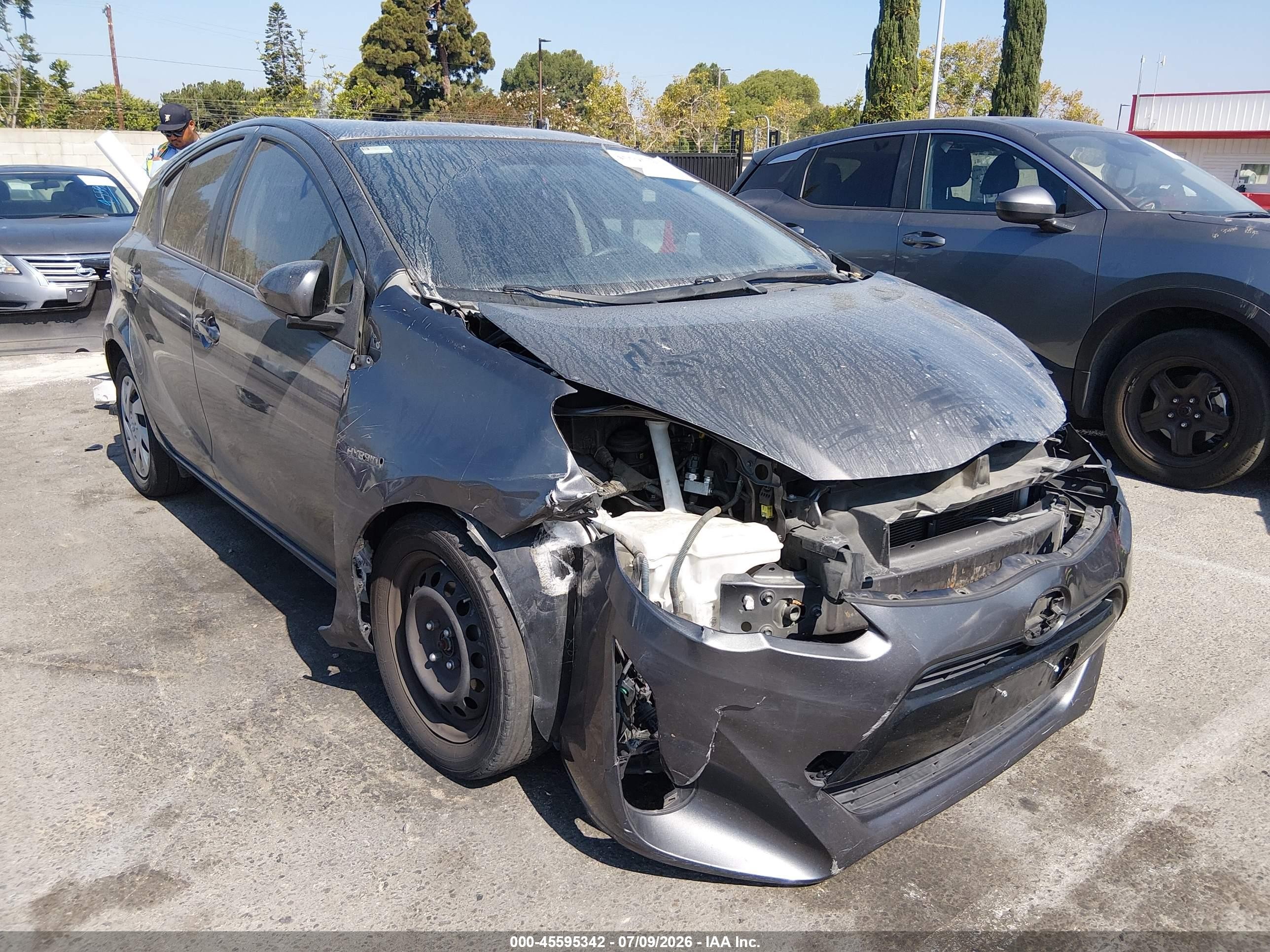 2015 Toyota Prius Four, VIN JTDKDTB36F1101696 — Front end