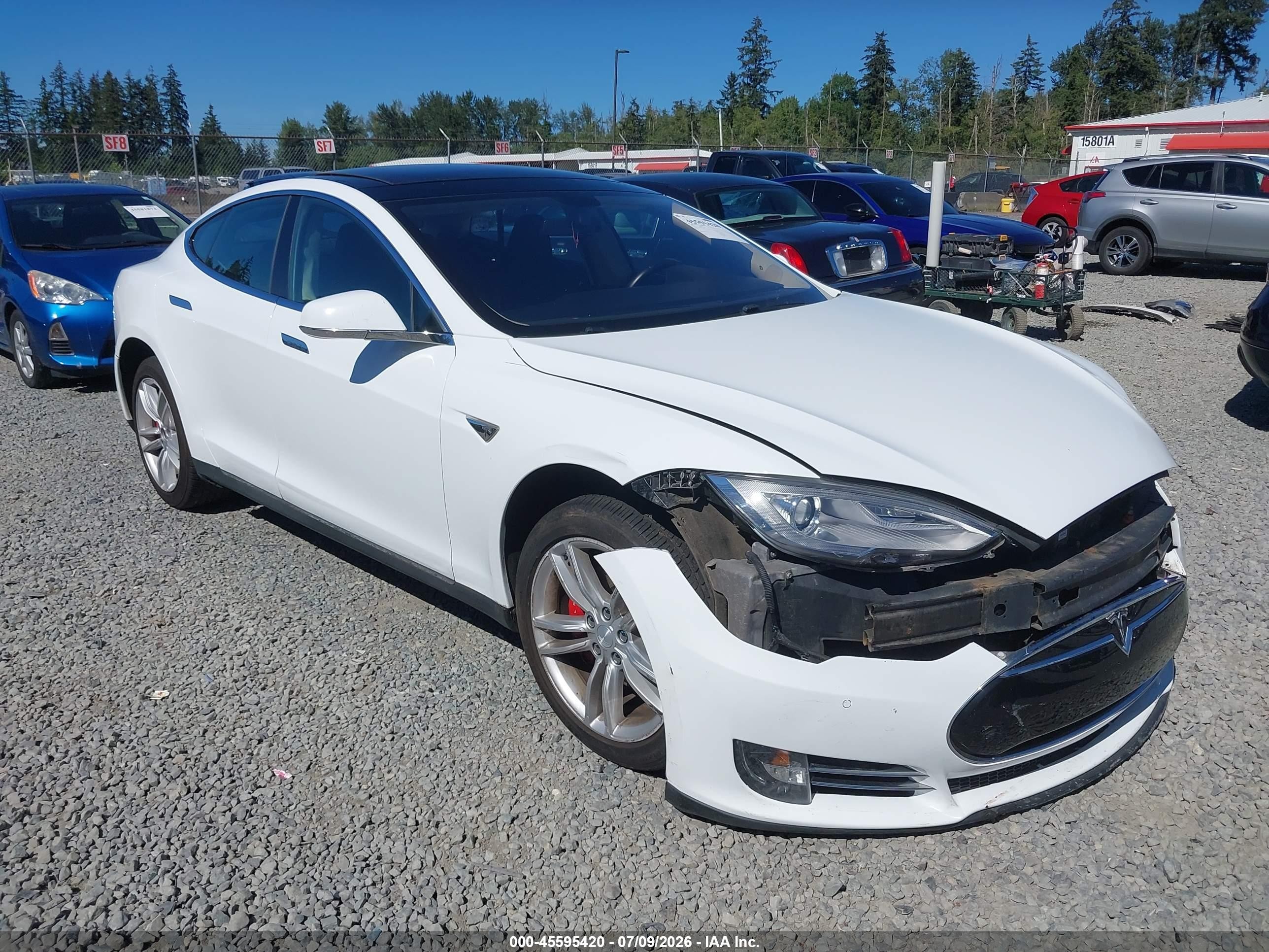 2014 Tesla Model S 60, VIN 5YJSA1H12EFP34060 — Front end