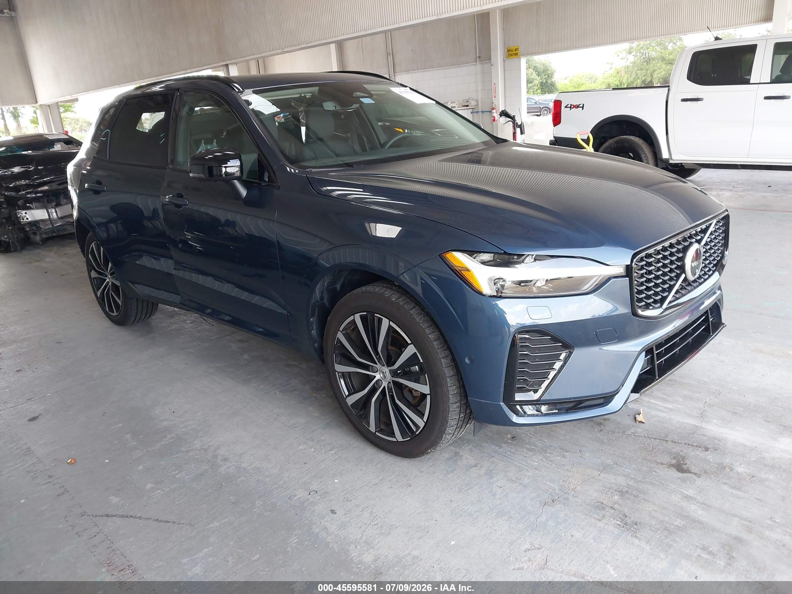 2024 Volvo XC60 Plus Dark Theme, VIN YV4L12RL4R1777806 — Зад