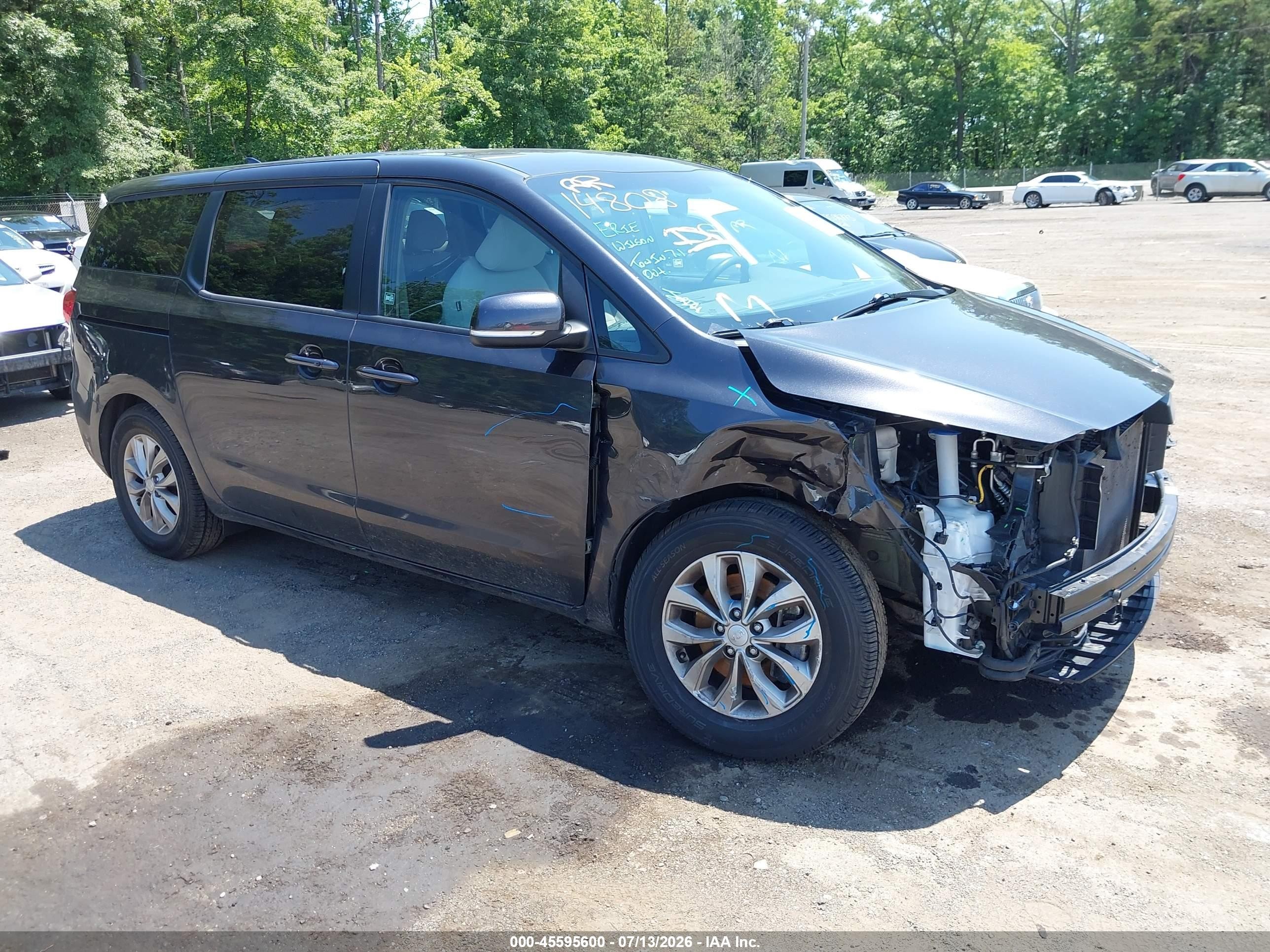 2021 Kia Sedona LX, VIN KNDMB5C1XM6665228 — Перед