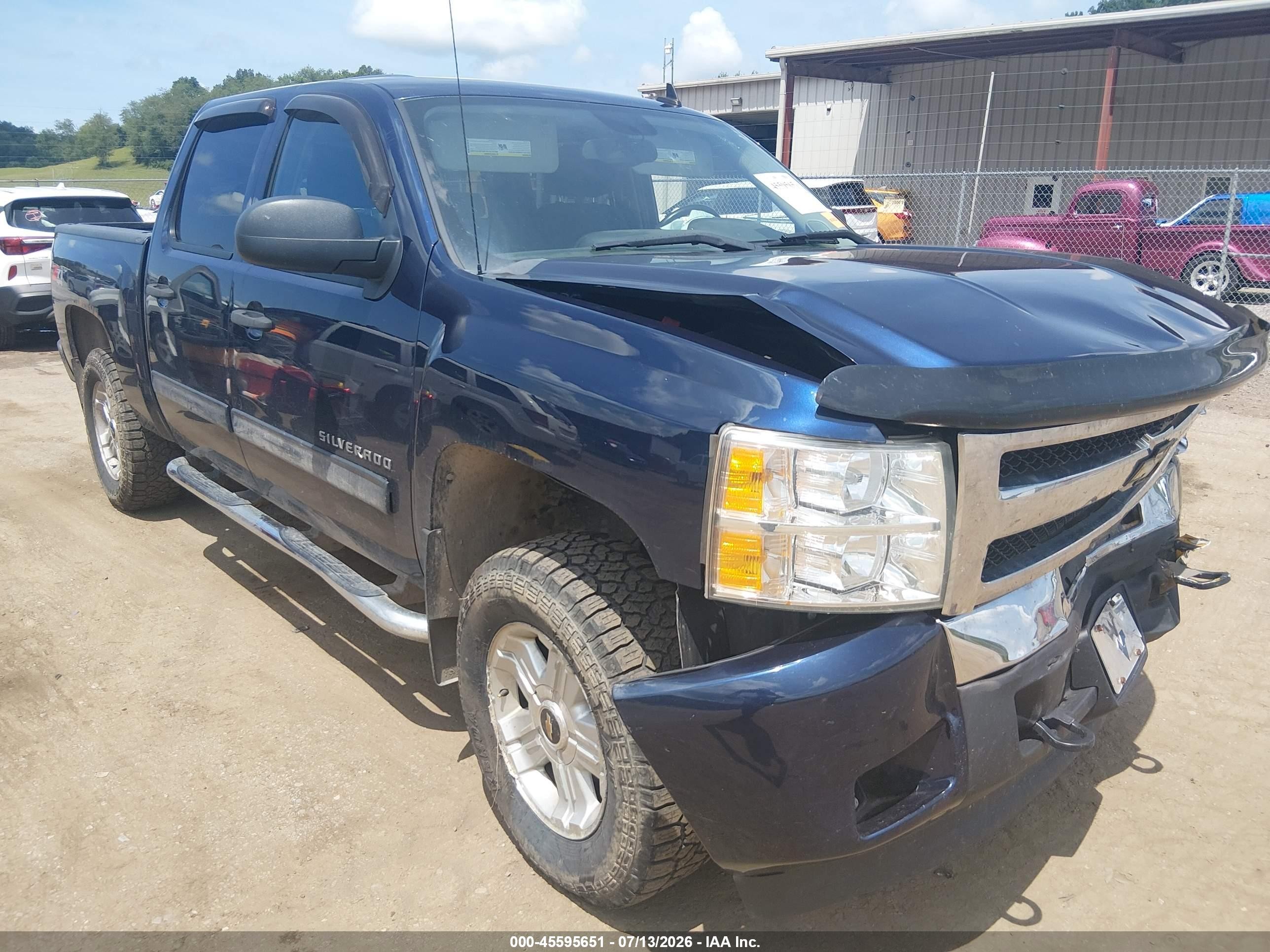 2010 Chevrolet Silverado 1500 LT, VIN 3GCRKSE37AG133478 — Front end