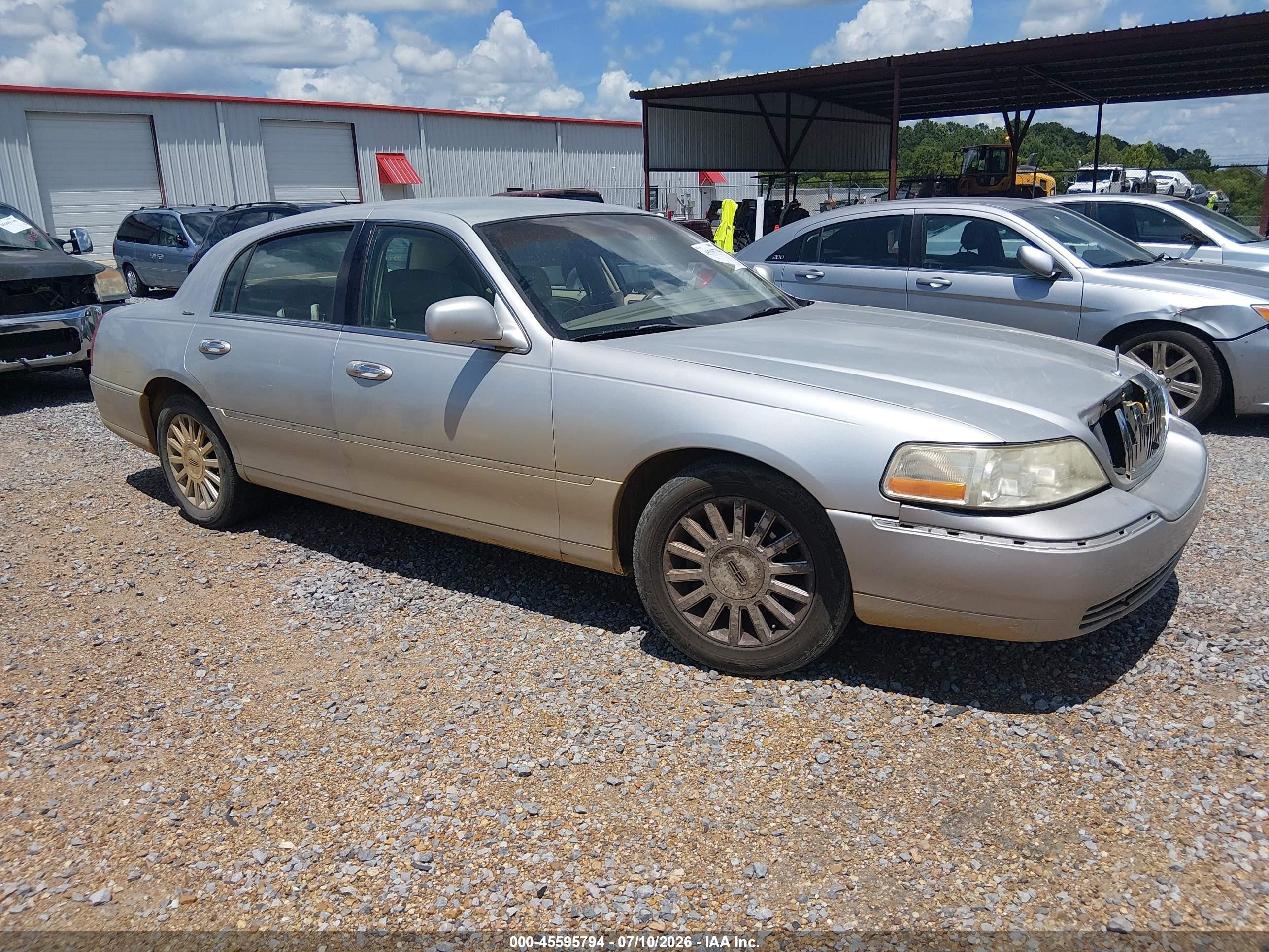 2004 Lincoln Town Car Signature, VIN 1LNHM81WX4Y647307 — Обычный износ