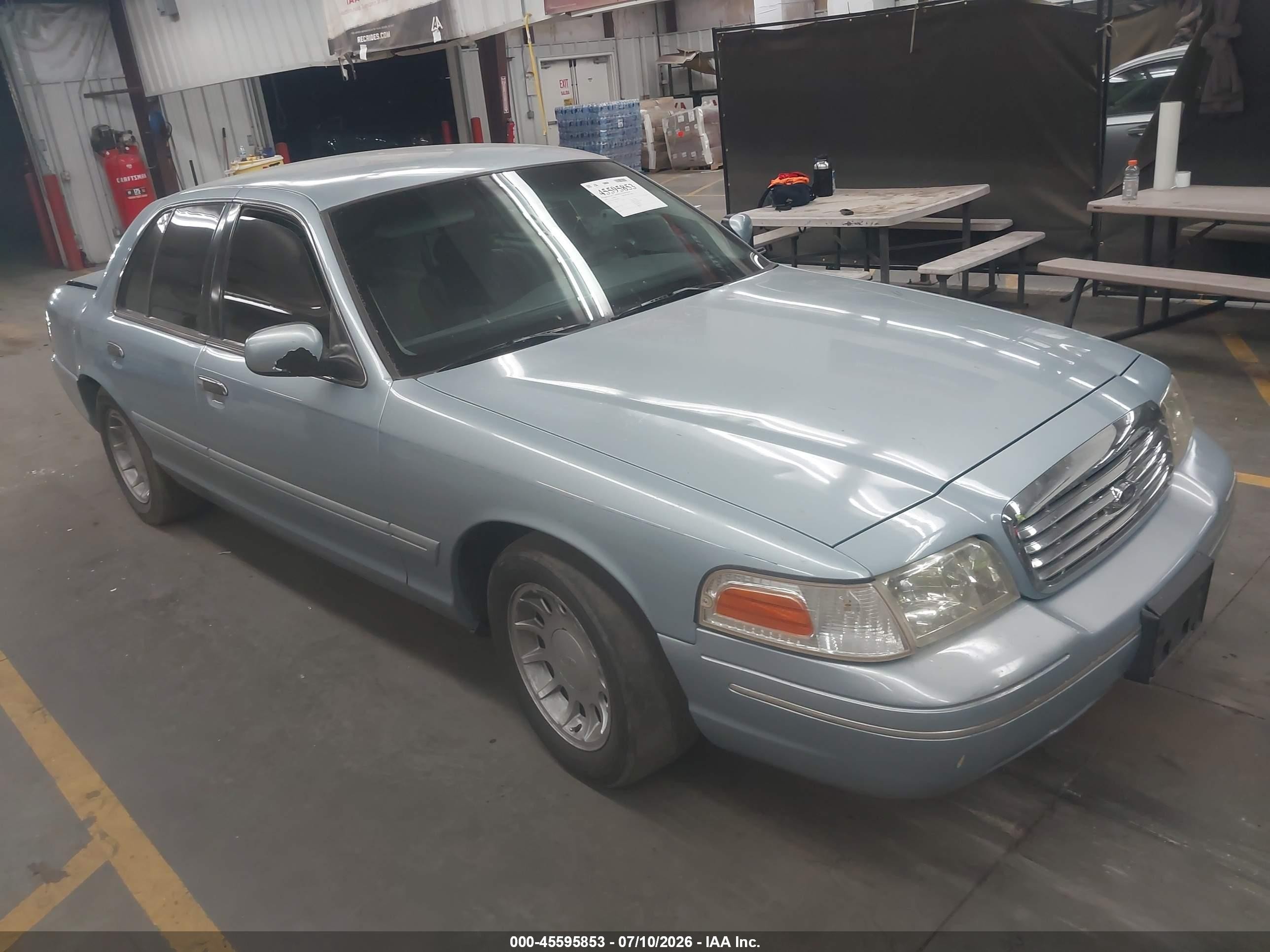 2002 Ford Crown Victoria LX, VIN 2FAFP74W02X159611 — Side
