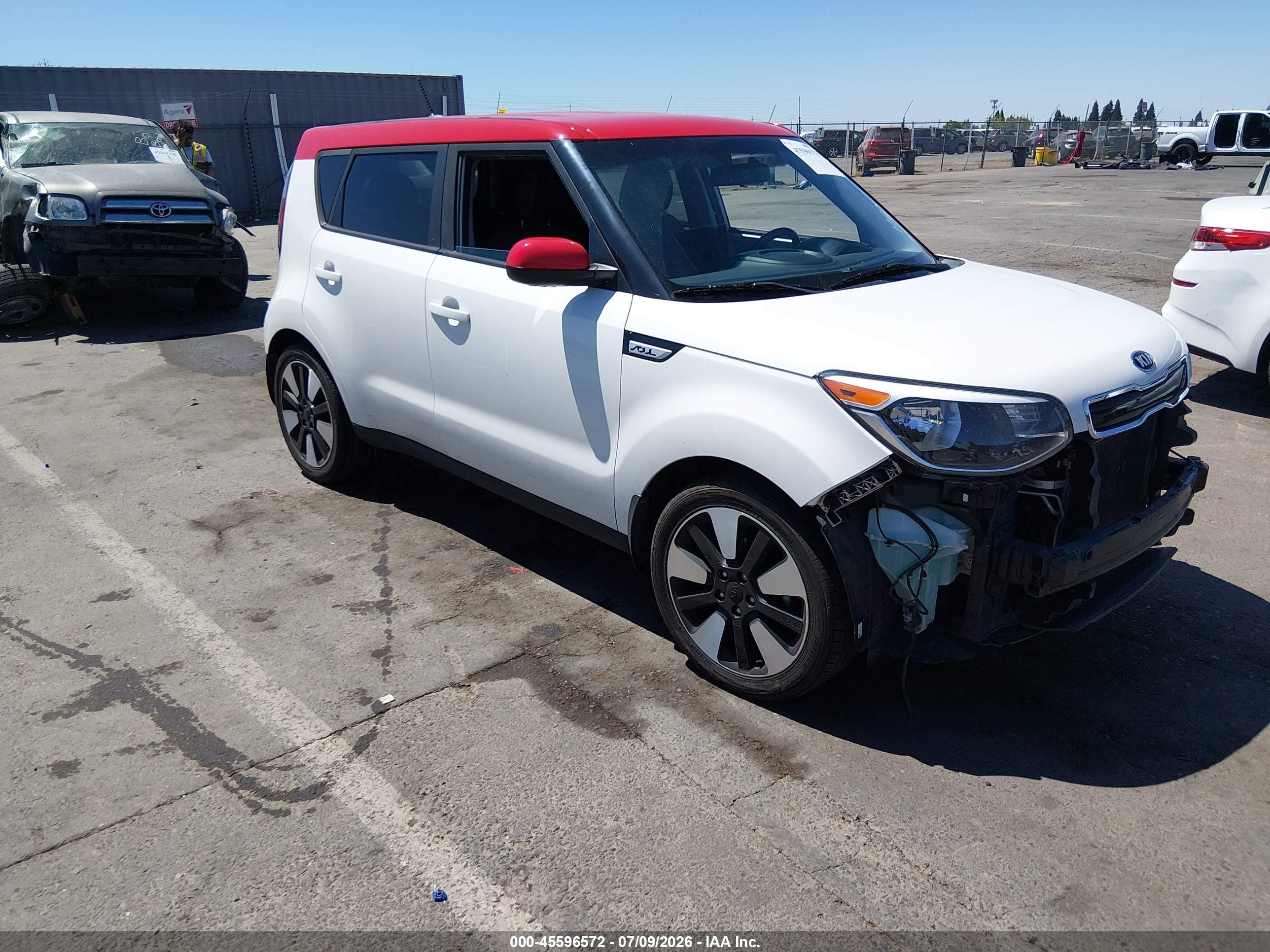 2016 Kia Soul +, VIN KNDJP3A5XG7318981 — Front end