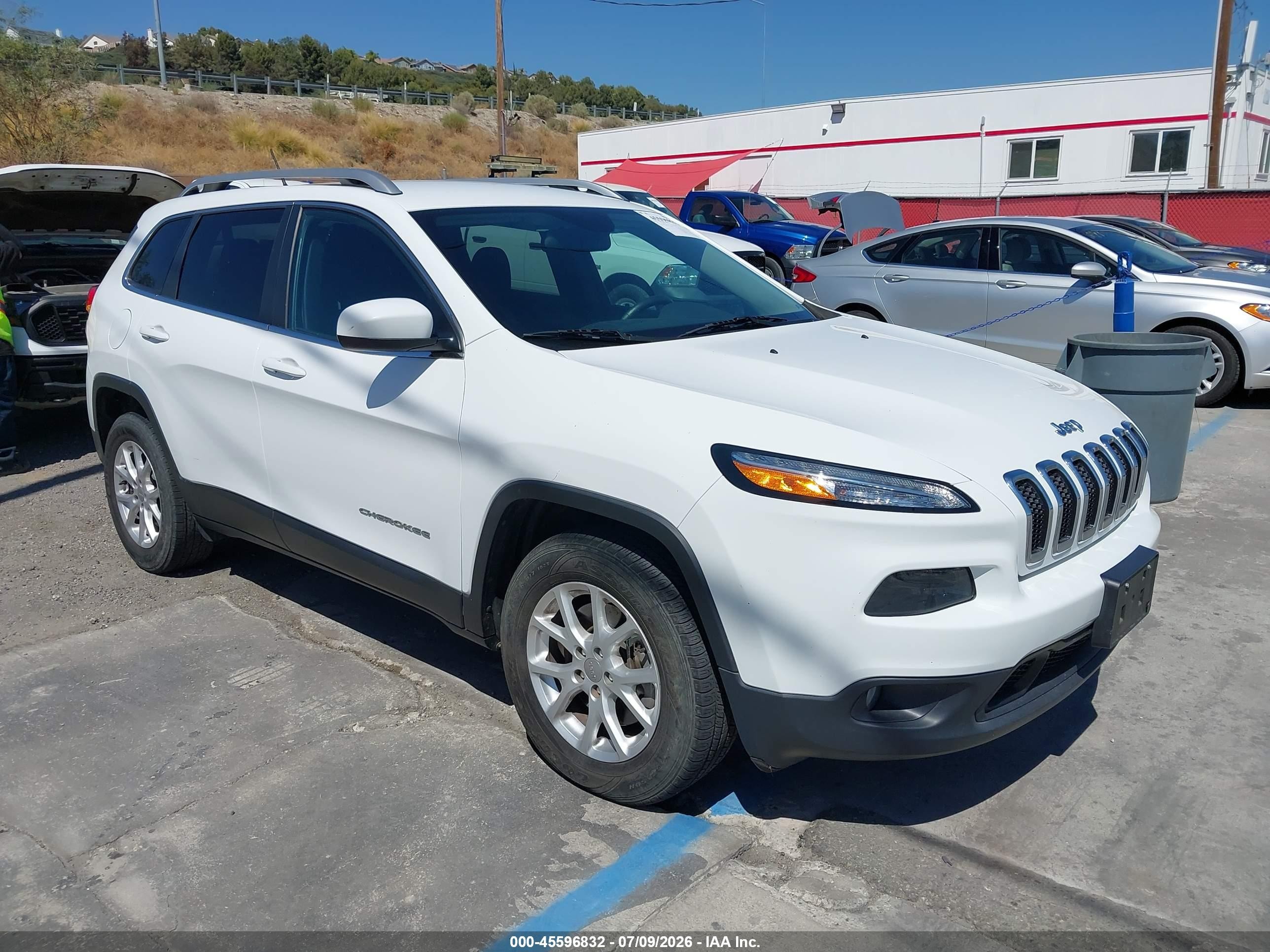 2018 Jeep Cherokee Latitude, VIN 1C4PJMCBXJD528462 — Side