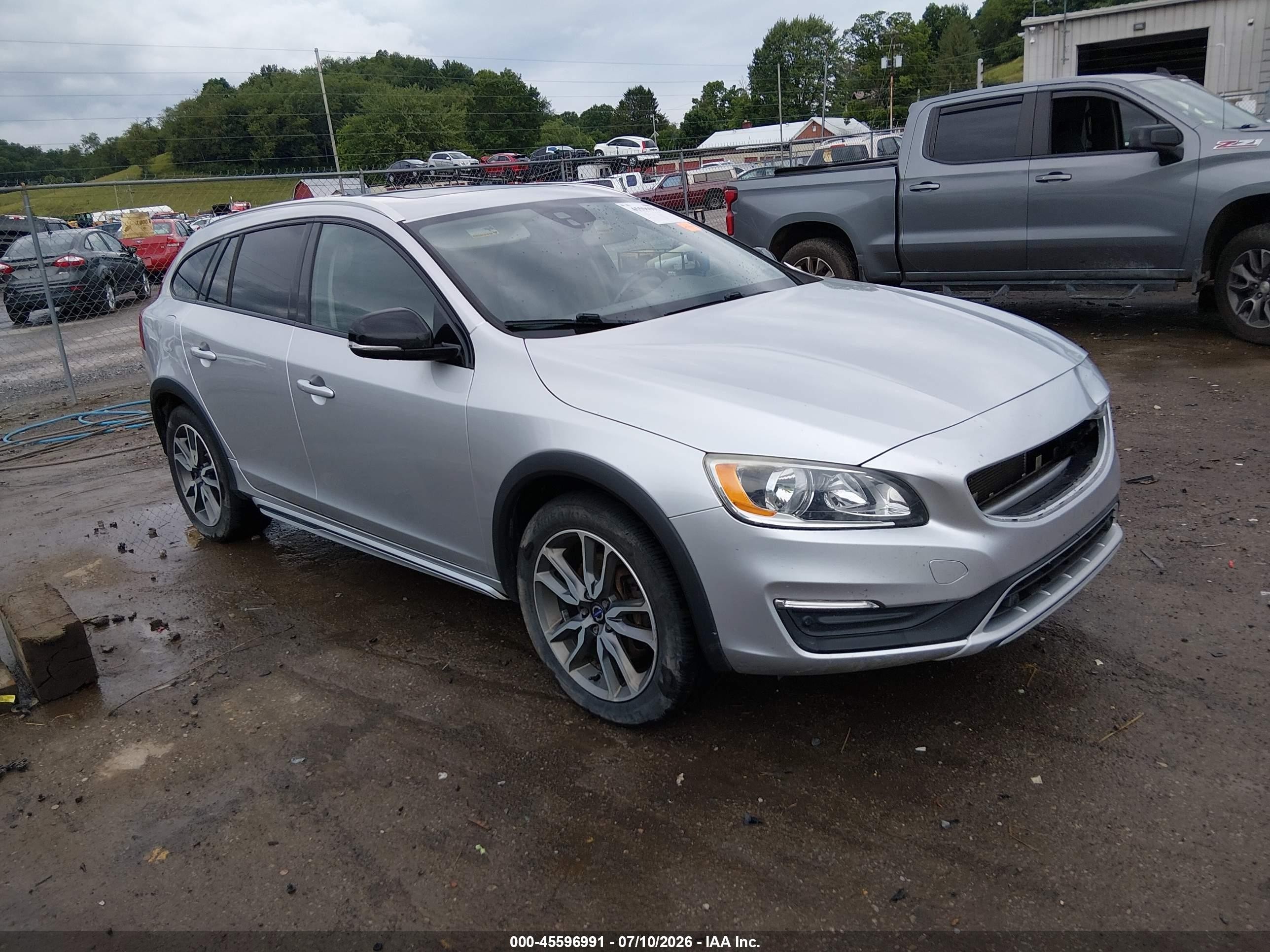 2017 Volvo V60, VIN YV440MWK1H1039412 — Front end