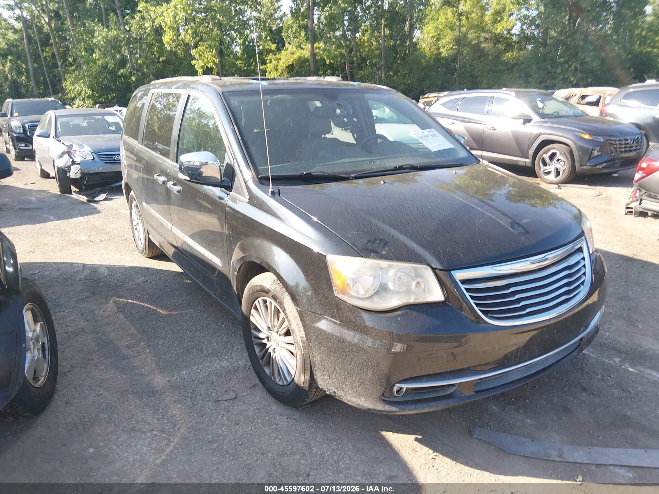 2016 Chrysler Town & Country Touring L, VIN 2C4RC1CG2GR190915 — Auction photo 1 of 5