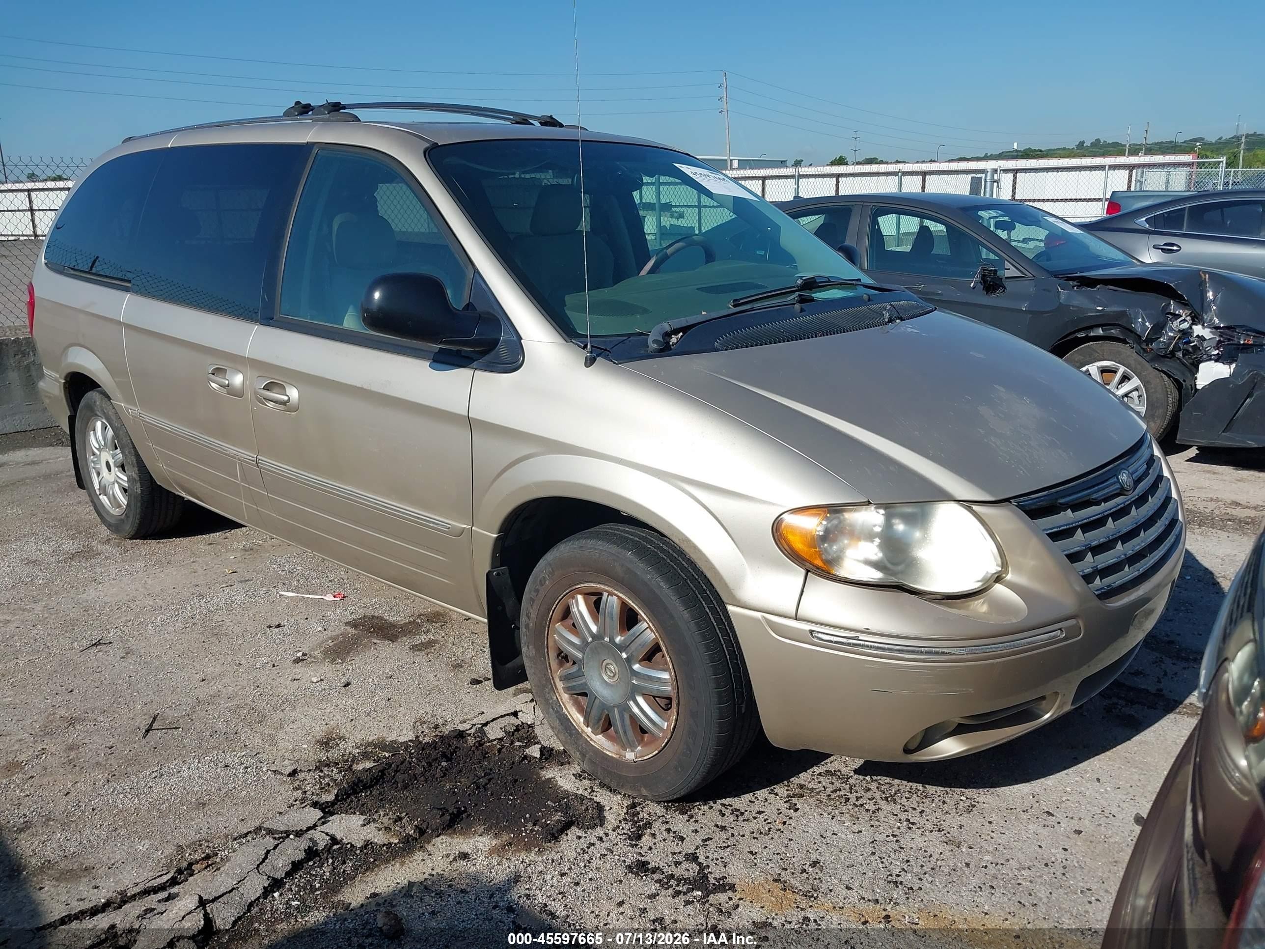 2005 Chrysler Town & Country Limited, VIN 2C8GP64L35R267453 — Normal wear