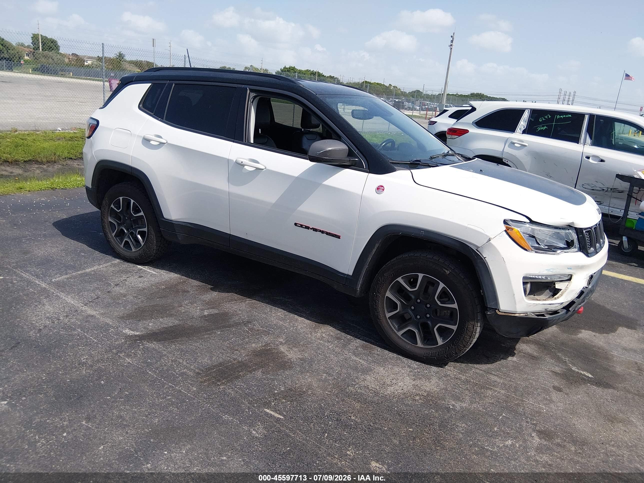 2020 Jeep Compass Trailhawk, VIN 3C4NJDDB0LT166791 — Front end
