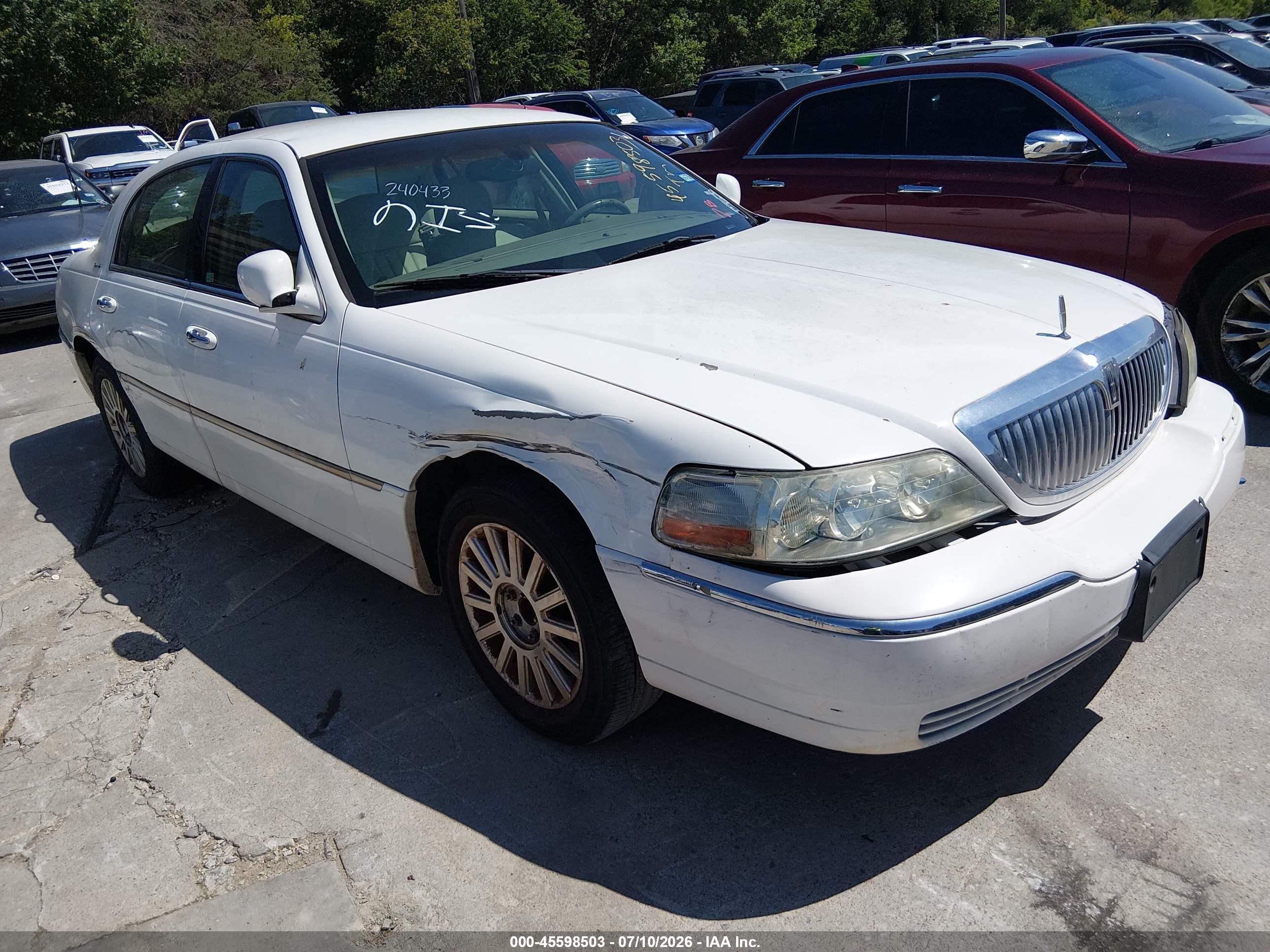 2004 Lincoln Town Car Signature, VIN 1LNHM81W84Y623748 — Normal wear