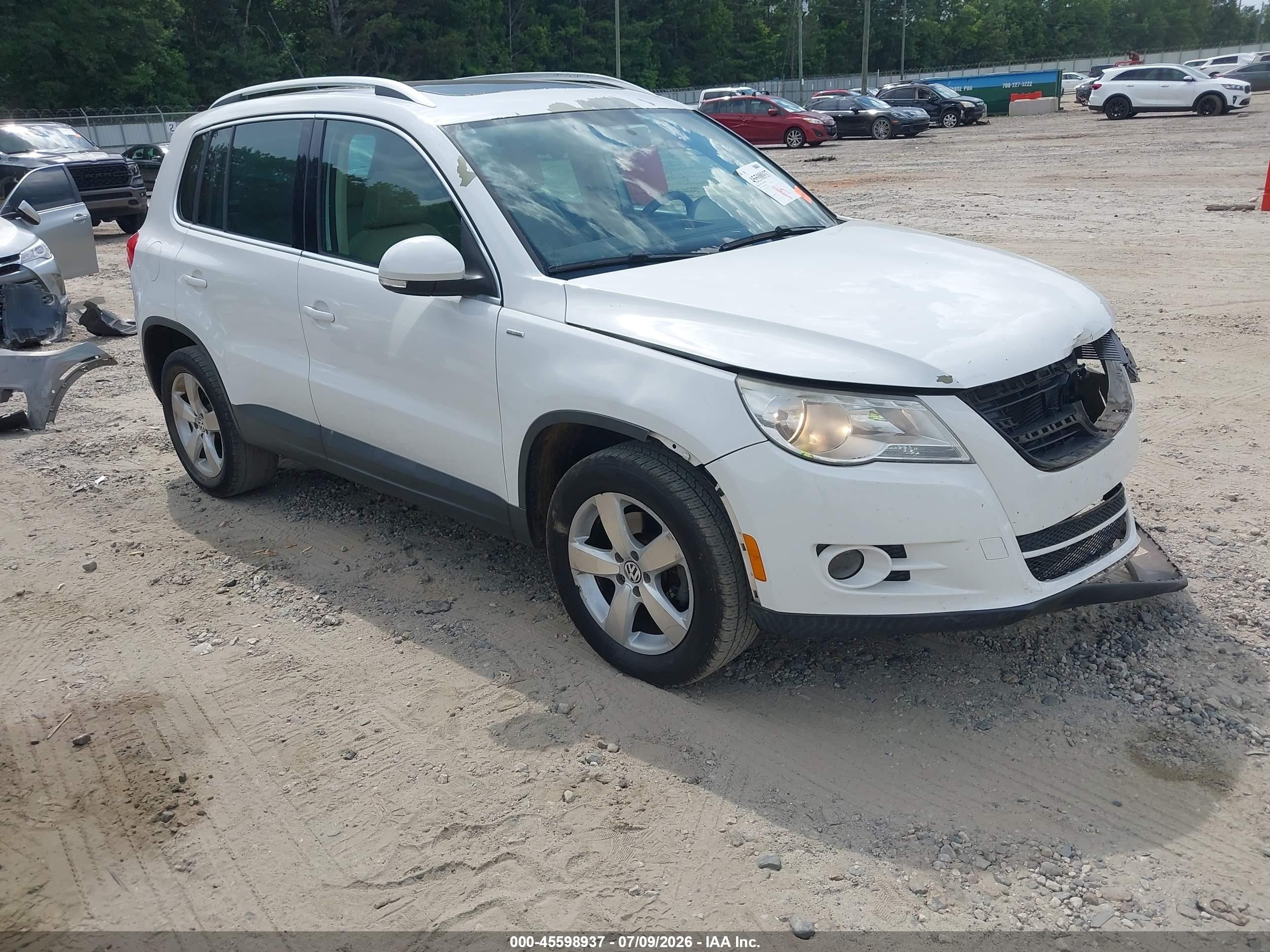 2010 Volkswagen Tiguan S, VIN WVGAV7AX8AW523920 — Front end