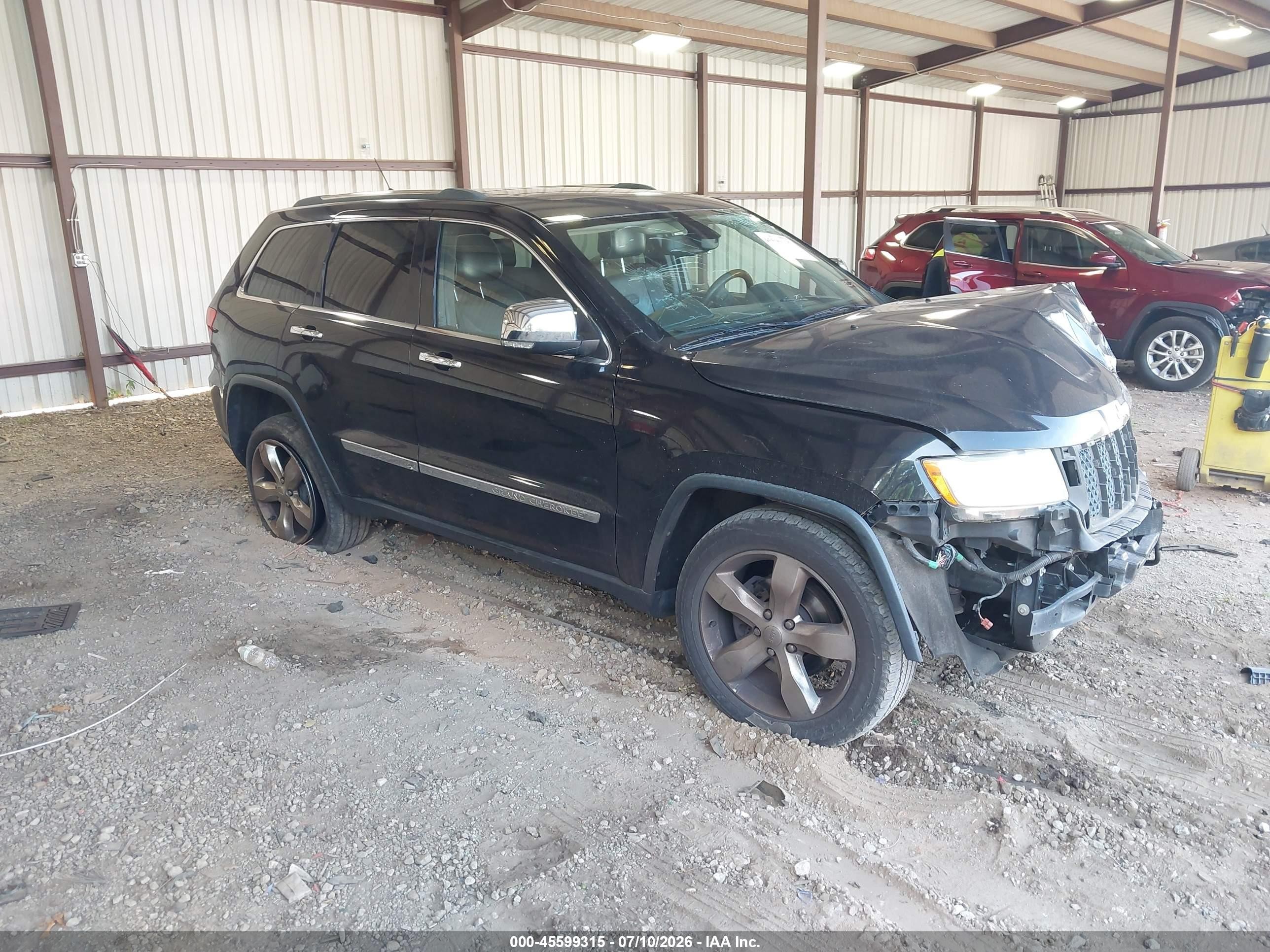 2013 Jeep Grand Cherokee Overland Summit, VIN 1C4RJECG8DC526343 — Front end