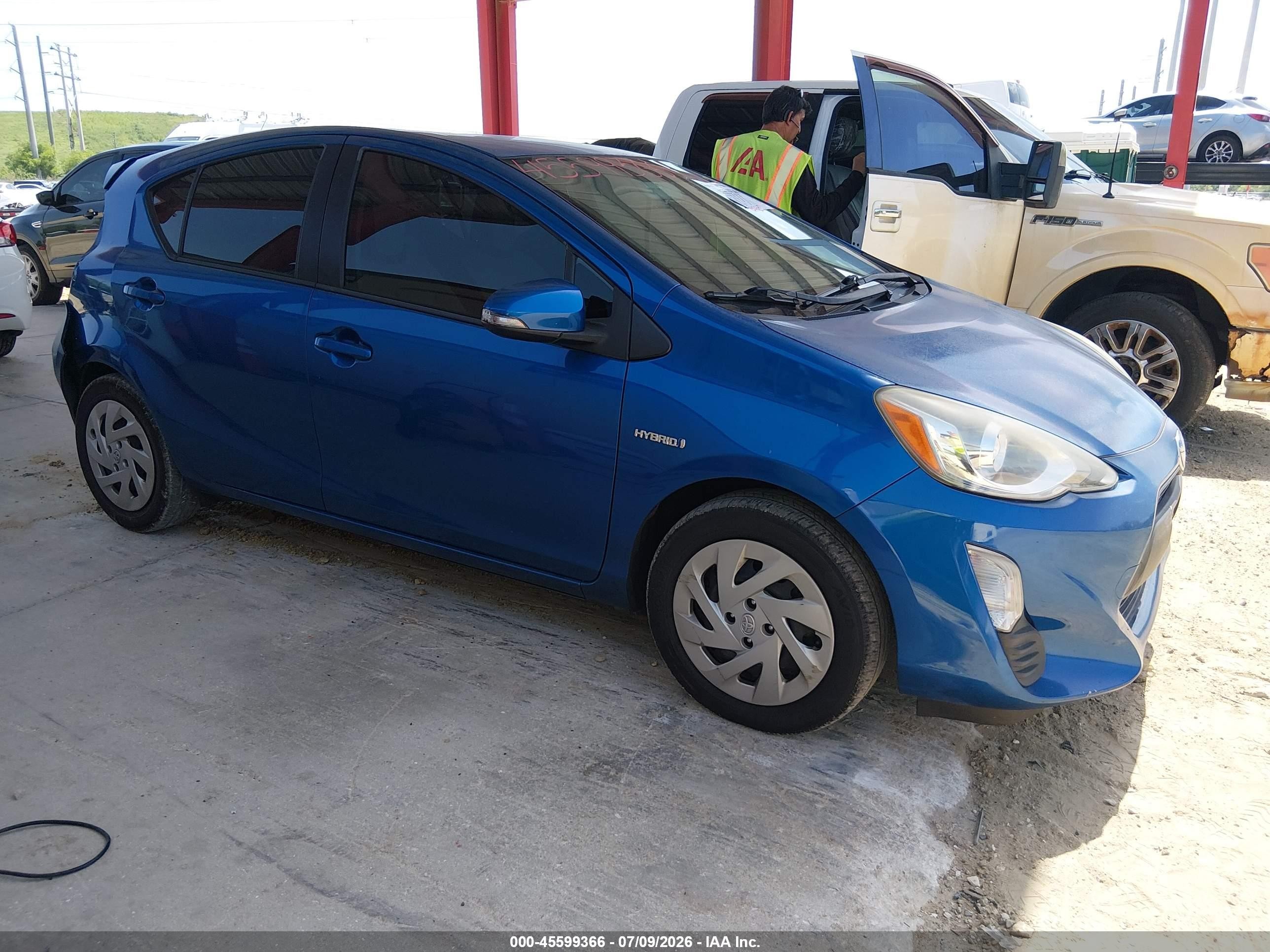 2016 Toyota Prius Two, VIN JTDKDTB3XG1121595 — Rear end