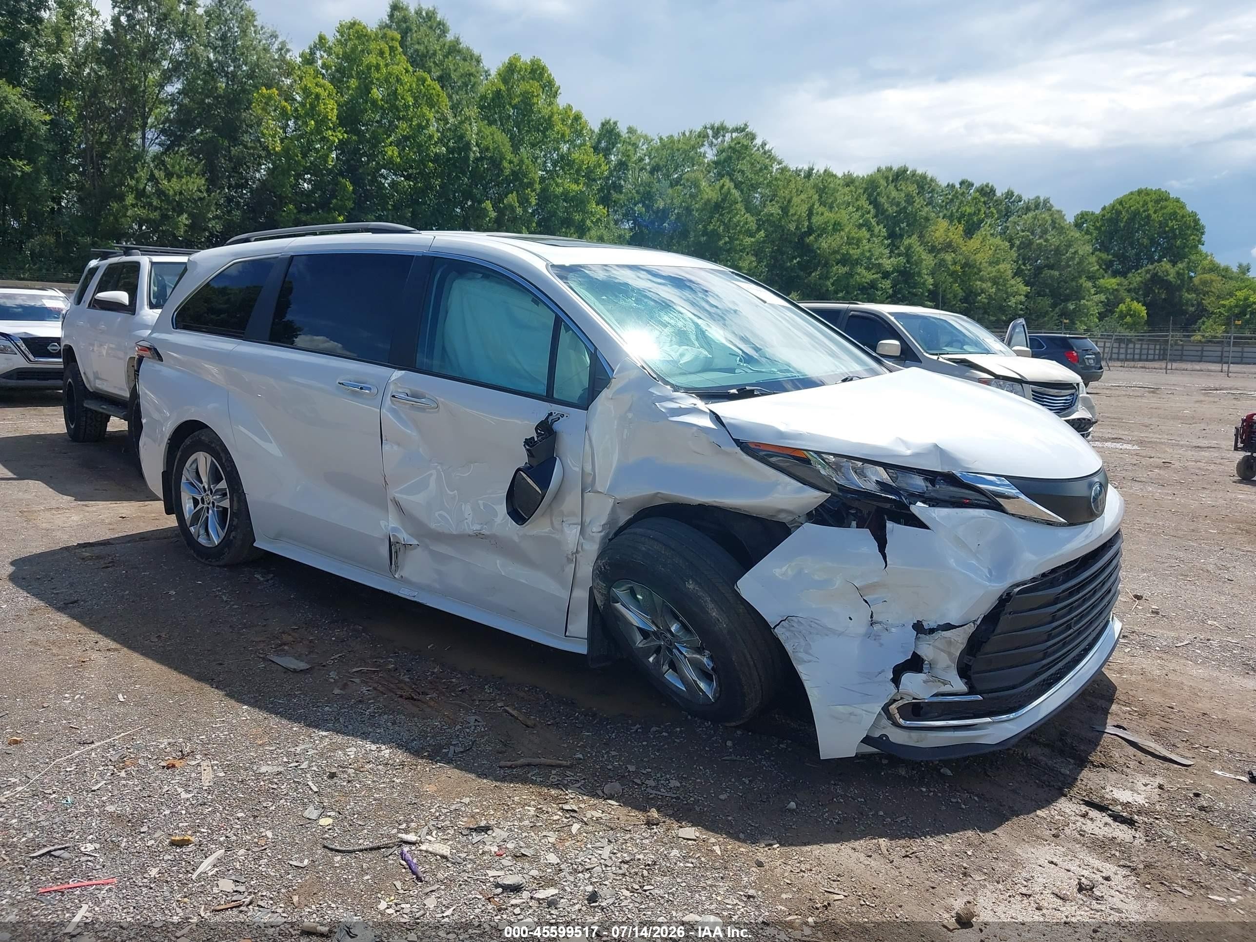 2023 Toyota Sienna XLE, VIN 5TDJSKFC9PS100780 — Бок