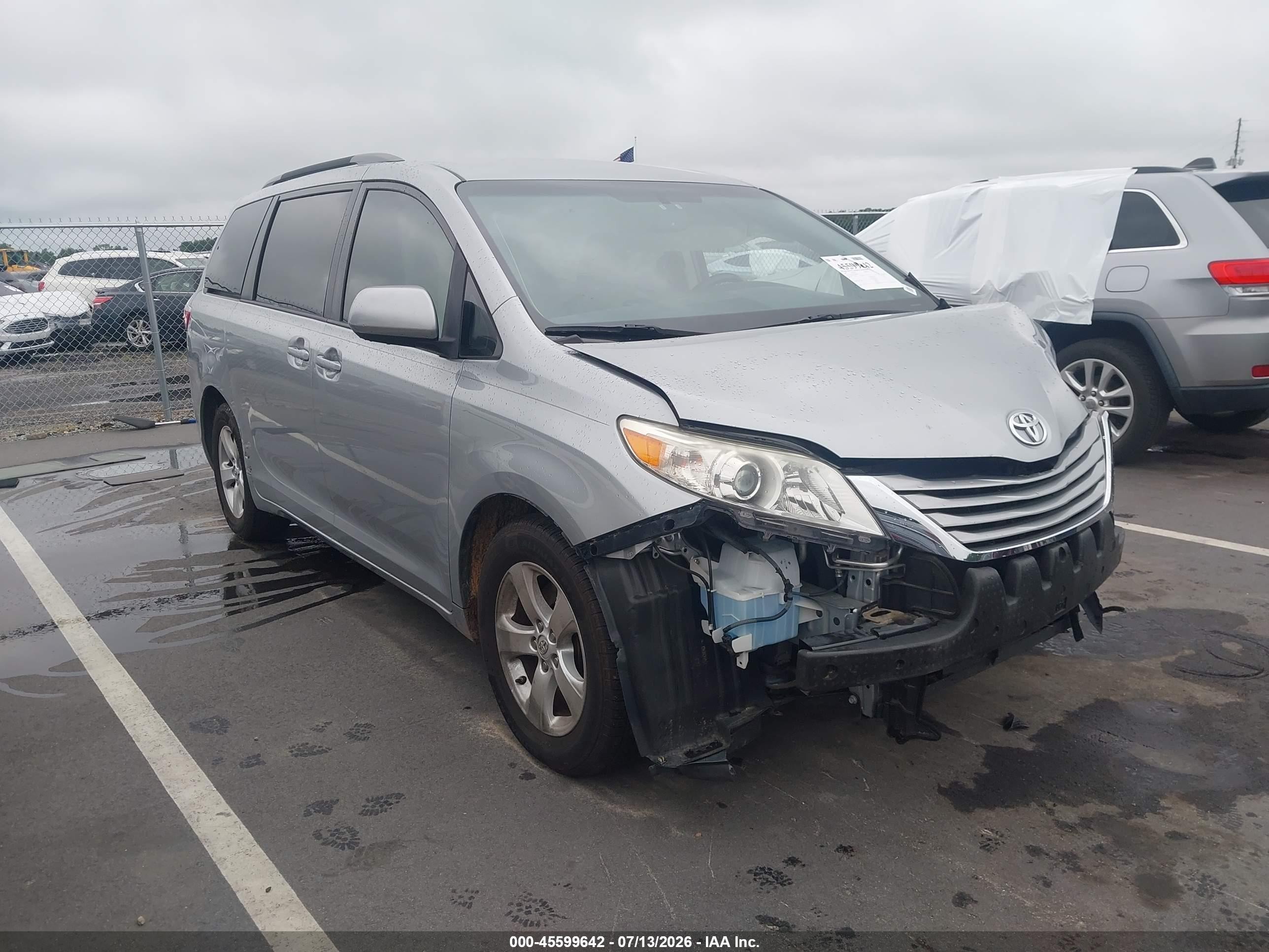 2017 Toyota Sienna LE, VIN 5TDKZ3DC3HS860763 — Перед