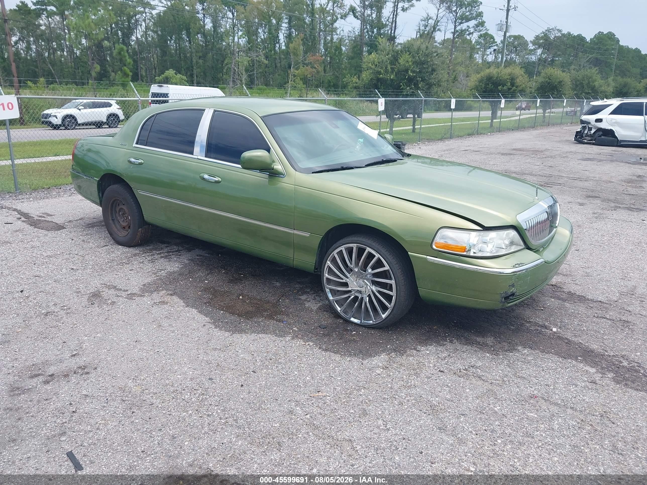 2003 Lincoln Town Car Signature, VIN 1LNHM82W43Y644240 — Обычный износ