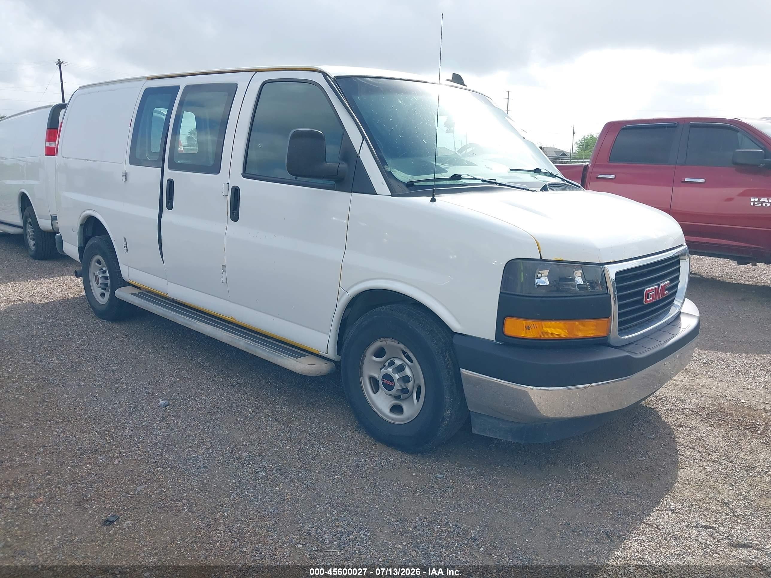 2019 GMC Savana Cargo, VIN 1GTW7AFG7K1302463 — Front end