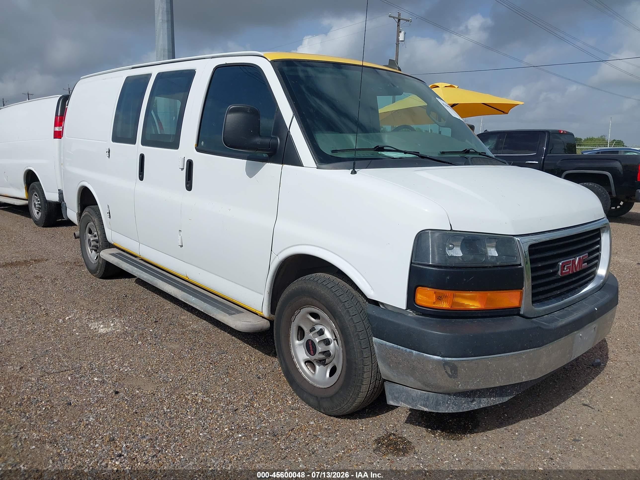 2021 GMC Savana Cargo, VIN 1GTW7AF72M1265101 — Front end
