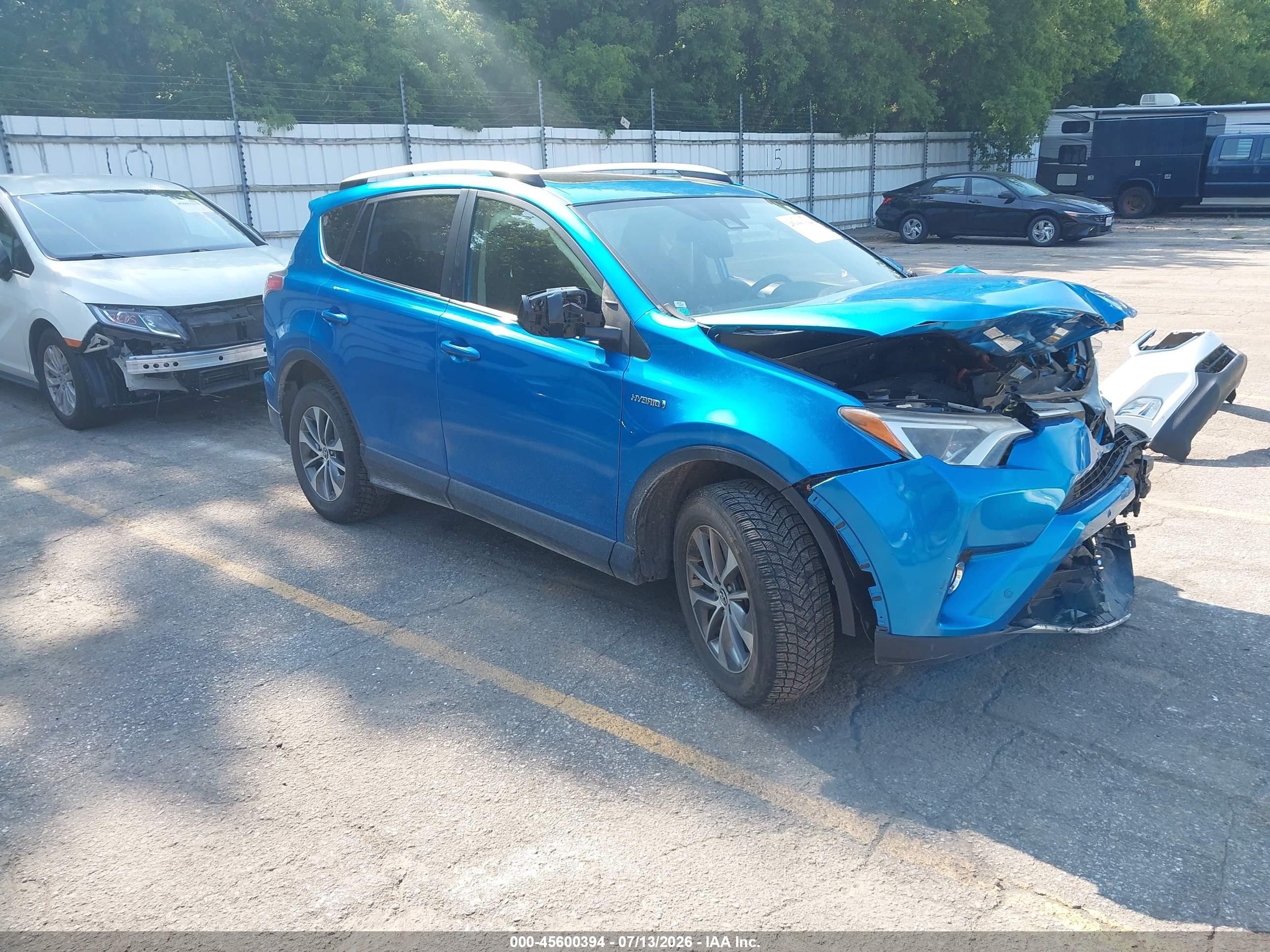 2016 Toyota RAV4 XLE, VIN JTMRJREV0GD041454 — Front end