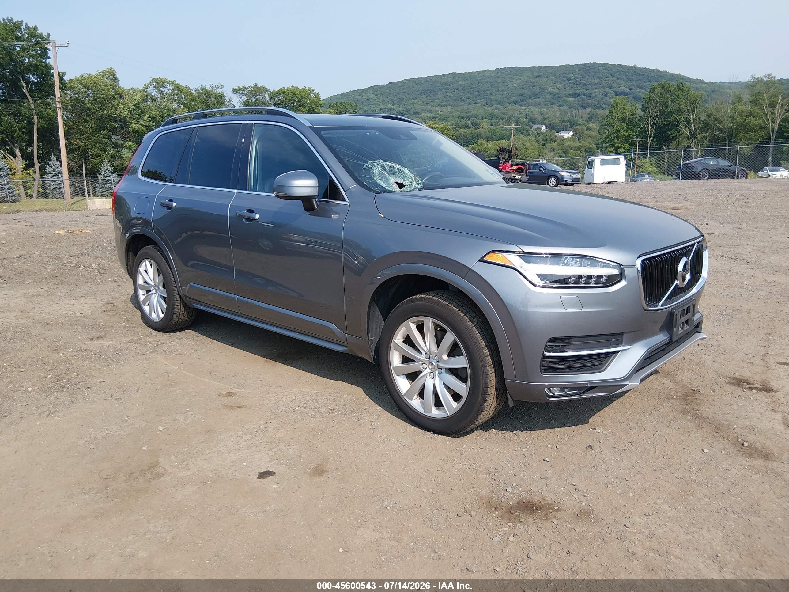 2016 Volvo XC90 T6 Momentum, VIN YV4A22PK5G1088627 — Not stated