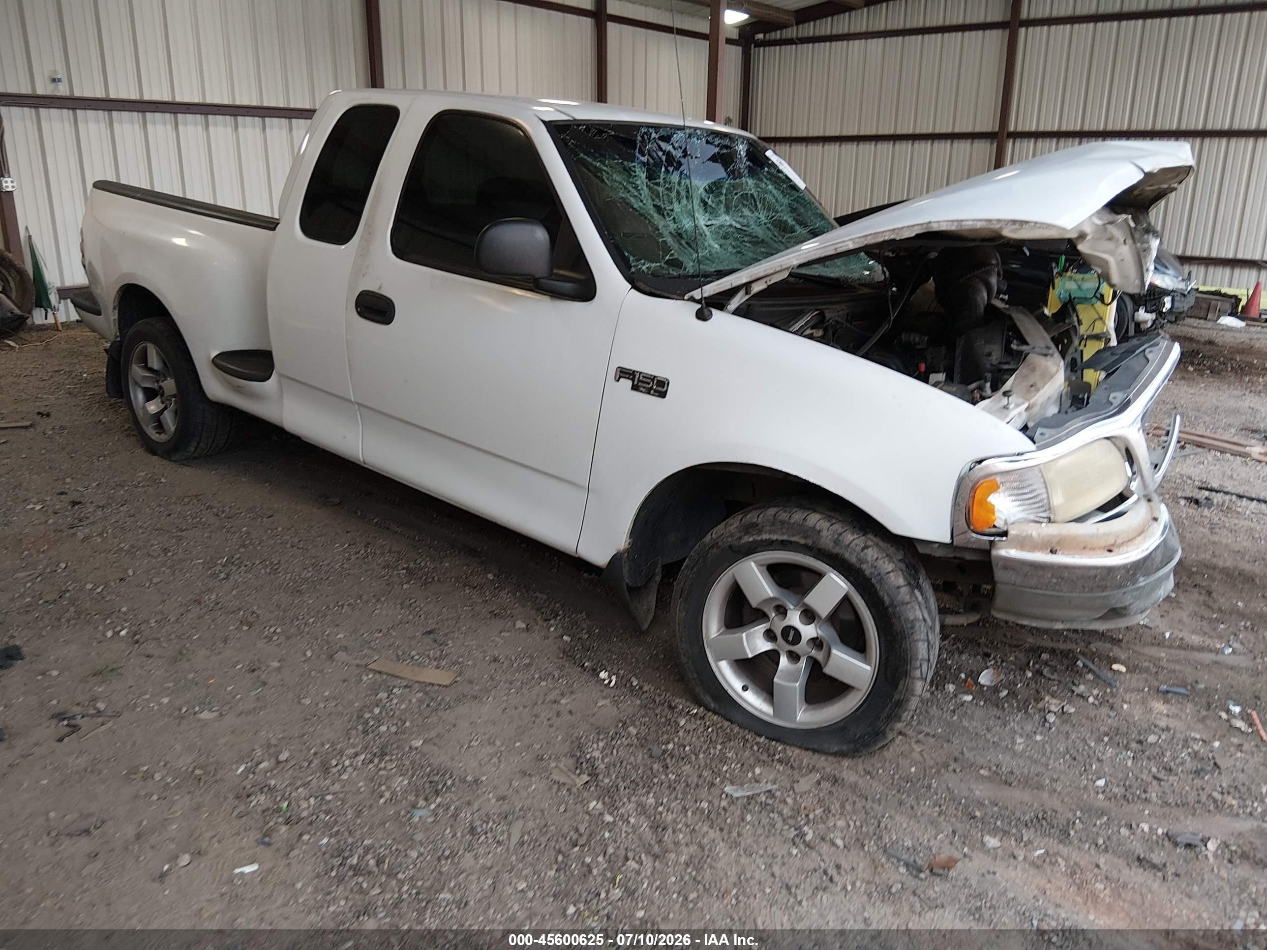 2002 Ford F-150 XL, VIN 2FTRX07222CA26685 — Front end