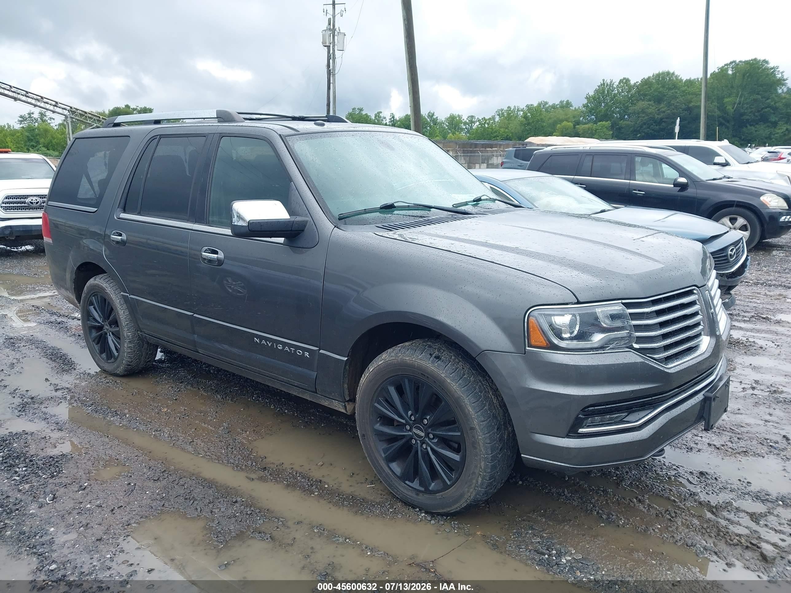 2015 Lincoln Navigator, VIN 5LMJJ2JT8FEJ11115 — Rear end