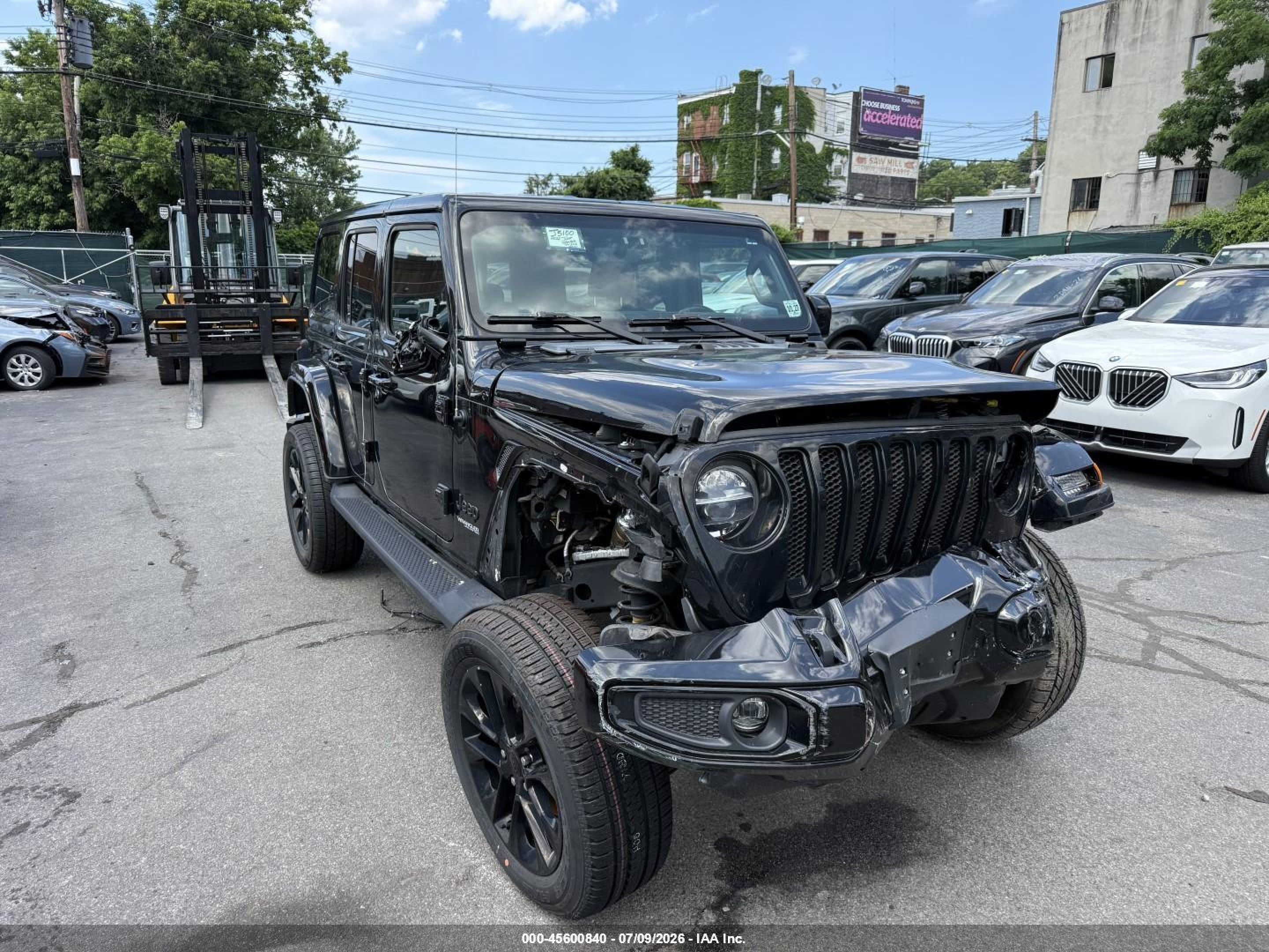 2022 Jeep Wrangler Unlimited Sahara, VIN 1C4HJXEG3NW252067 — Front end