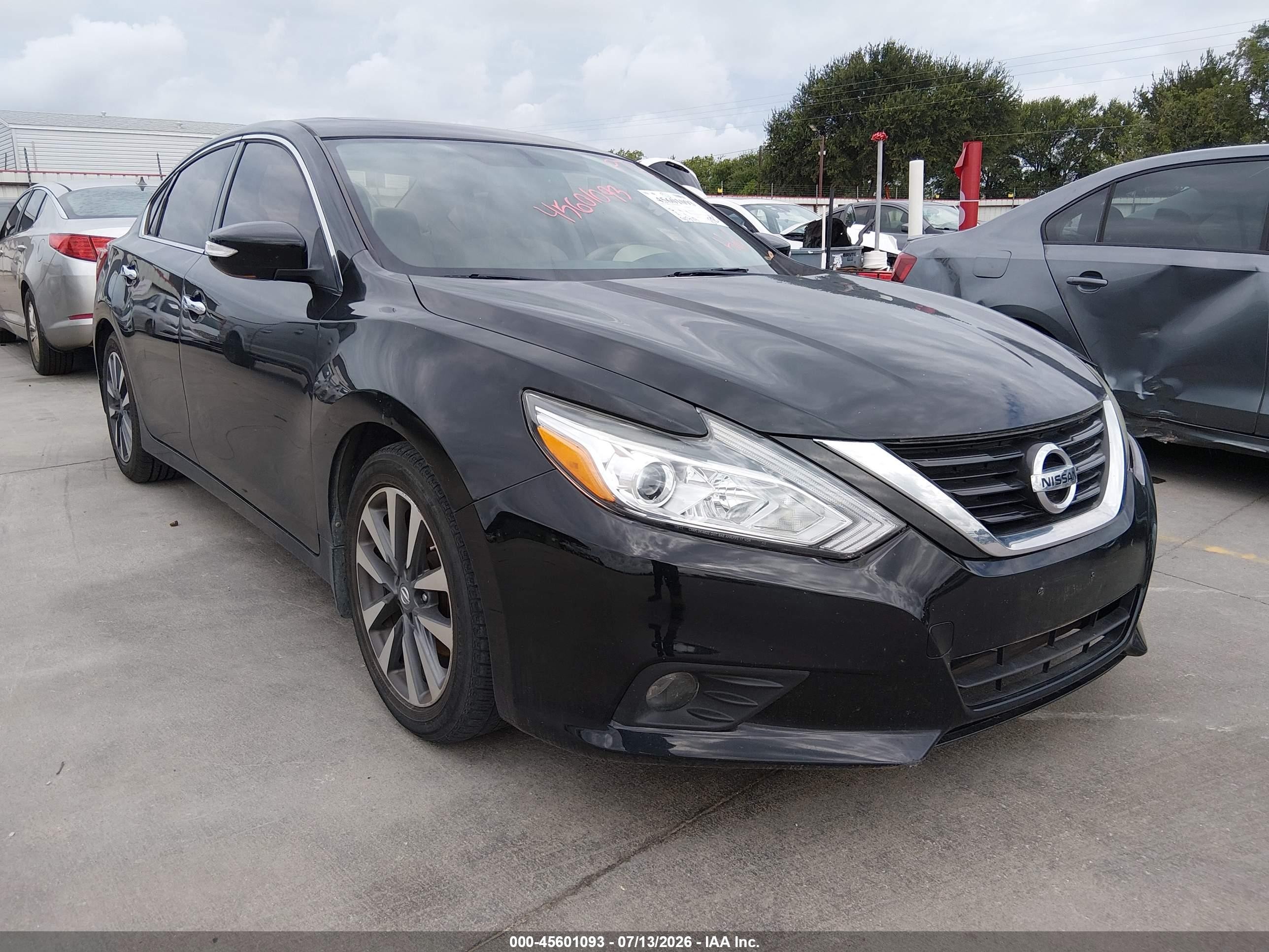 2017 Nissan Altima SV, VIN 1N4AL3AP6HC113878 — Front end