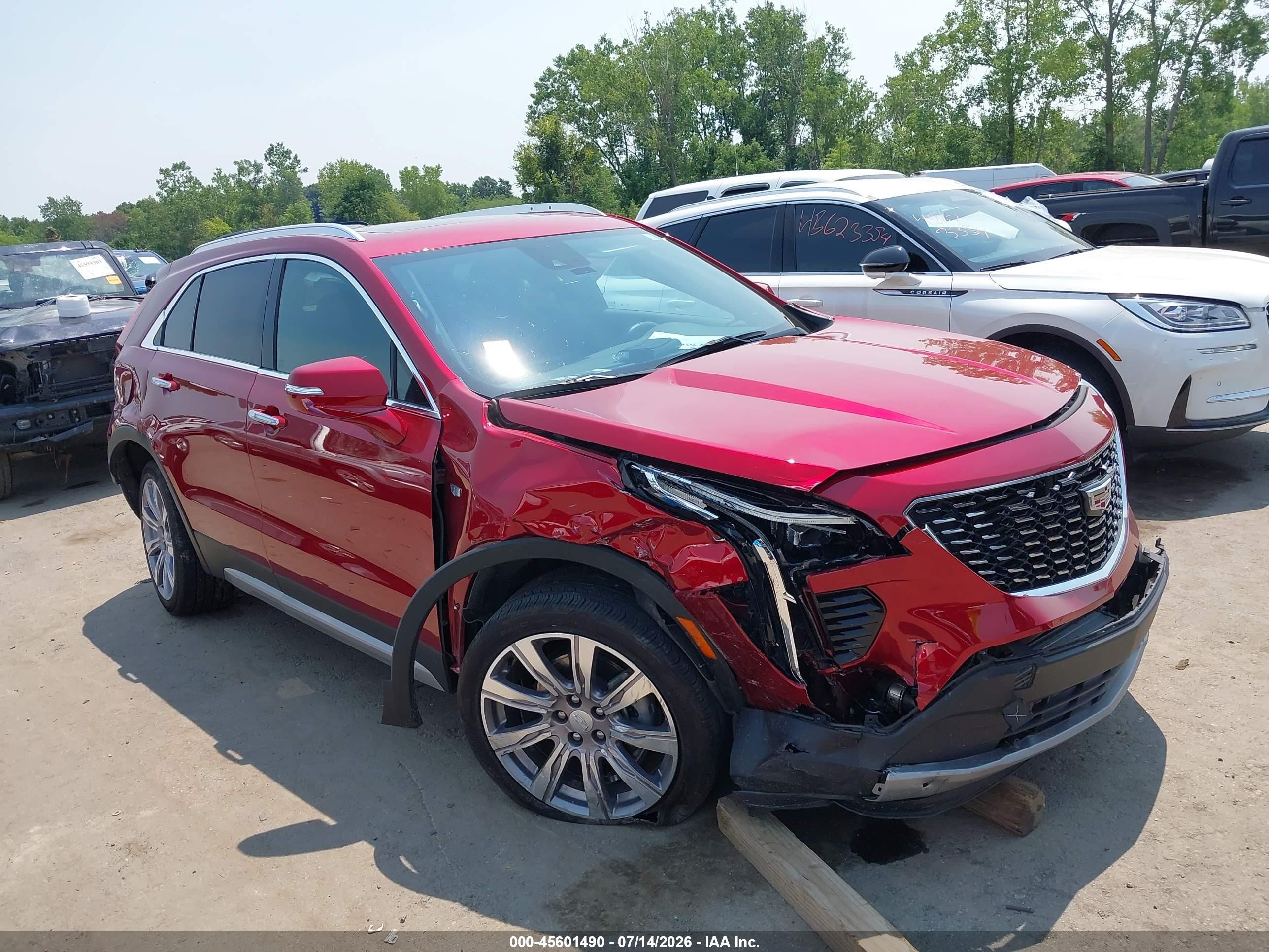 2021 Cadillac XT4 AWD Premium Luxury, VIN 1GYFZDR44MF074452 — Перед