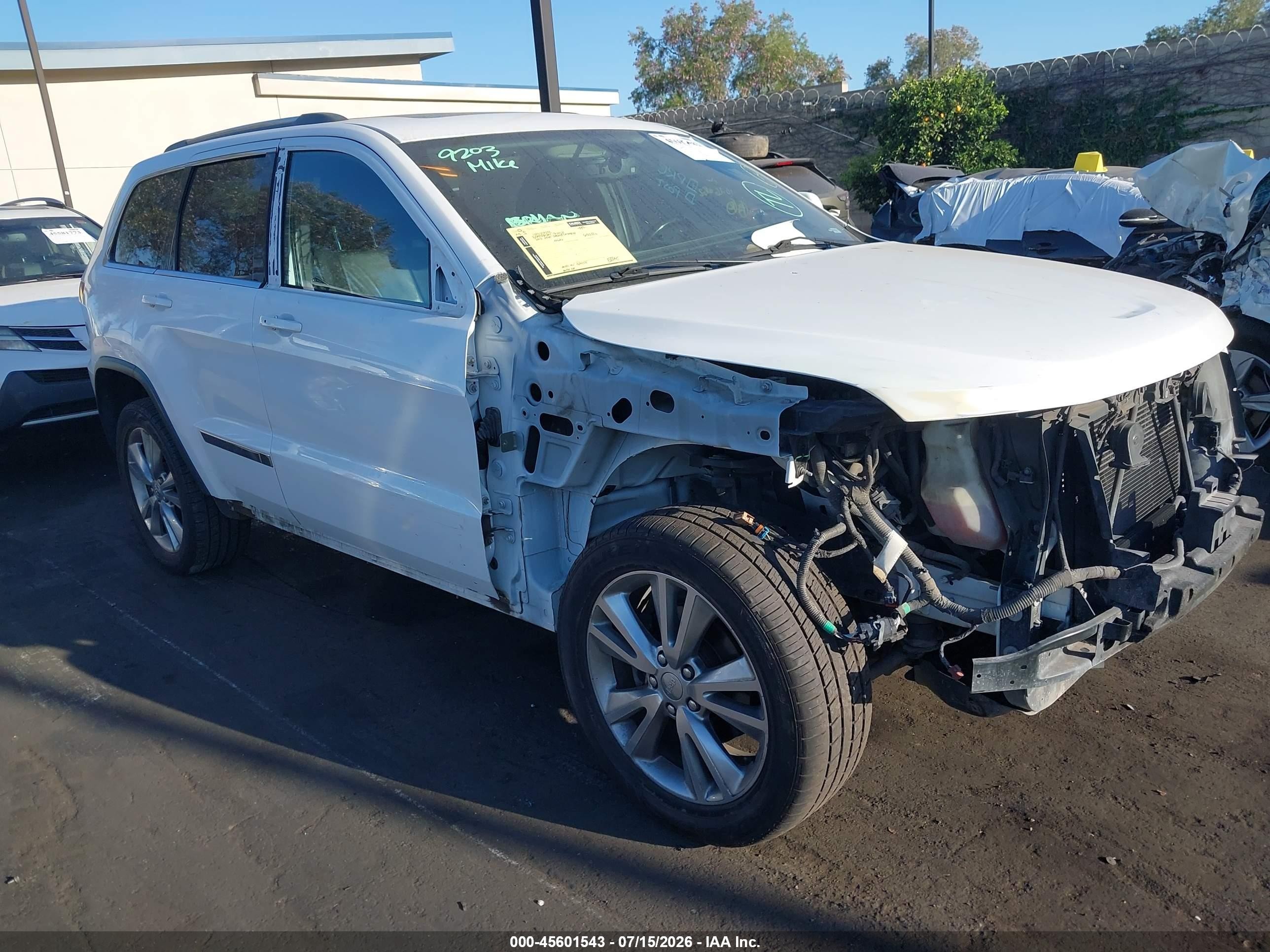 2013 Jeep Grand Cherokee Laredo, VIN 1C4RJFAG5DC582460 — Front end