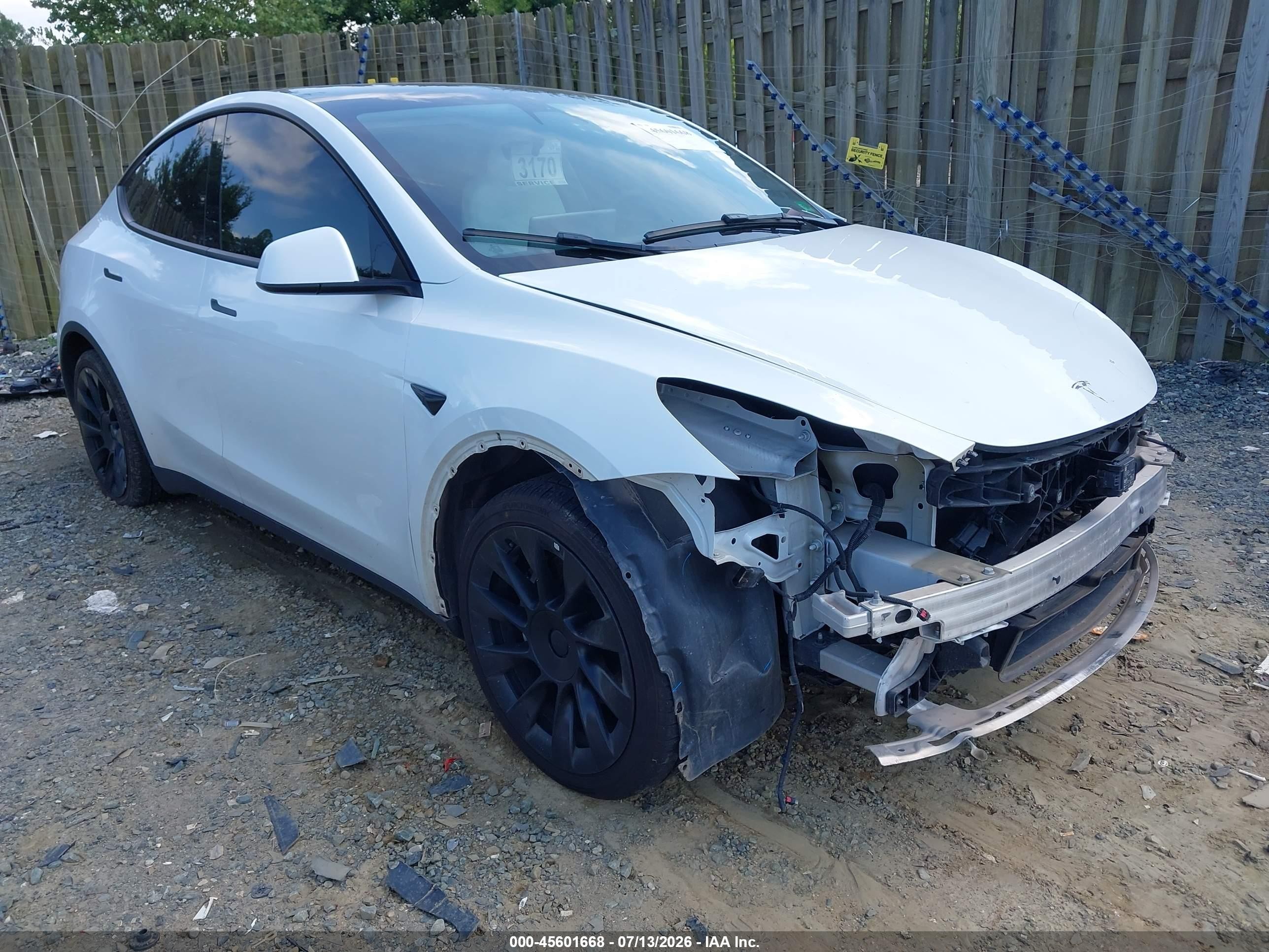 2021 Tesla Model Y Long Range, VIN 5YJYGAEE8MF115784 — Front end