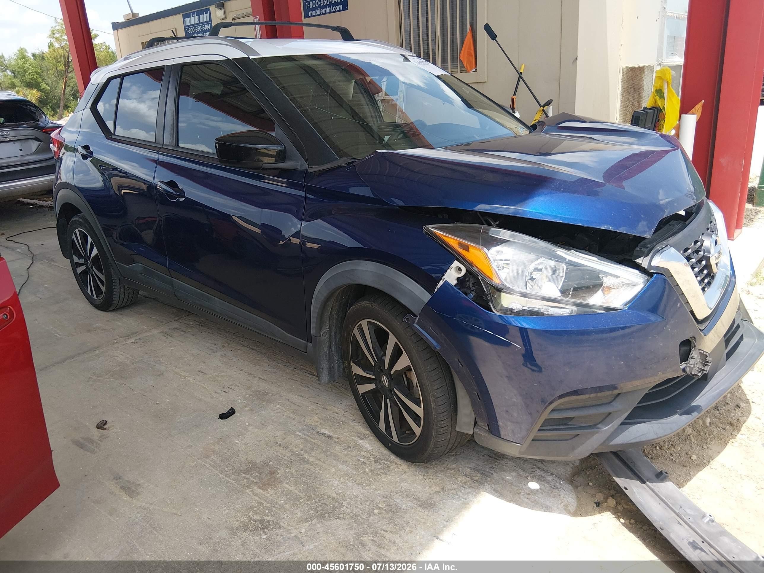 2020 Nissan Kicks SV, VIN 3N1CP5CV1LL556244 — Перед